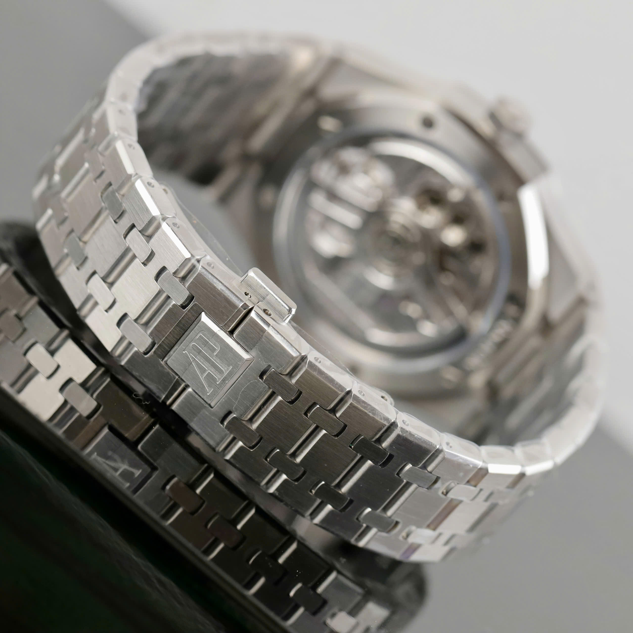 Đồng hồ Audemars Piguet Rep 11 Royal Oak Selfwinding Flying Tourbillon 26730BC mặt xám viền đính đá baguette 41mm (2) Đồng hồ Audemars Piguet Rep 11 Royal Oak Selfwinding Flying Tourbillon 26730BC mặt xám viền đính đá baguette 41mm (2)