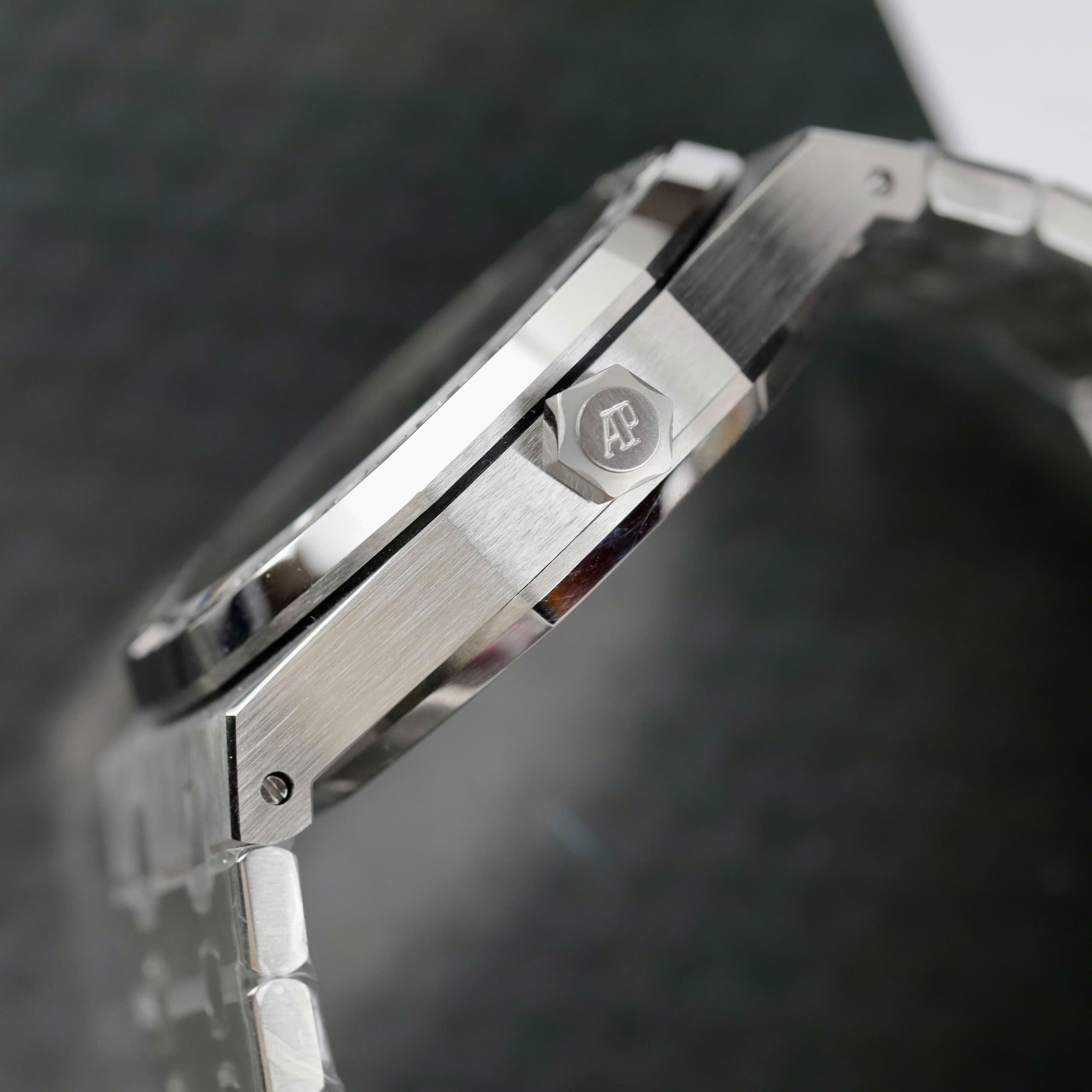 Đồng hồ Audemars Piguet Rep 11 Royal Oak Selfwinding Flying Tourbillon 26730BC mặt xám viền đính đá baguette 41mm (4) Đồng hồ Audemars Piguet Rep 11 Royal Oak Selfwinding Flying Tourbillon 26730BC mặt xám viền đính đá baguette 41mm (2)