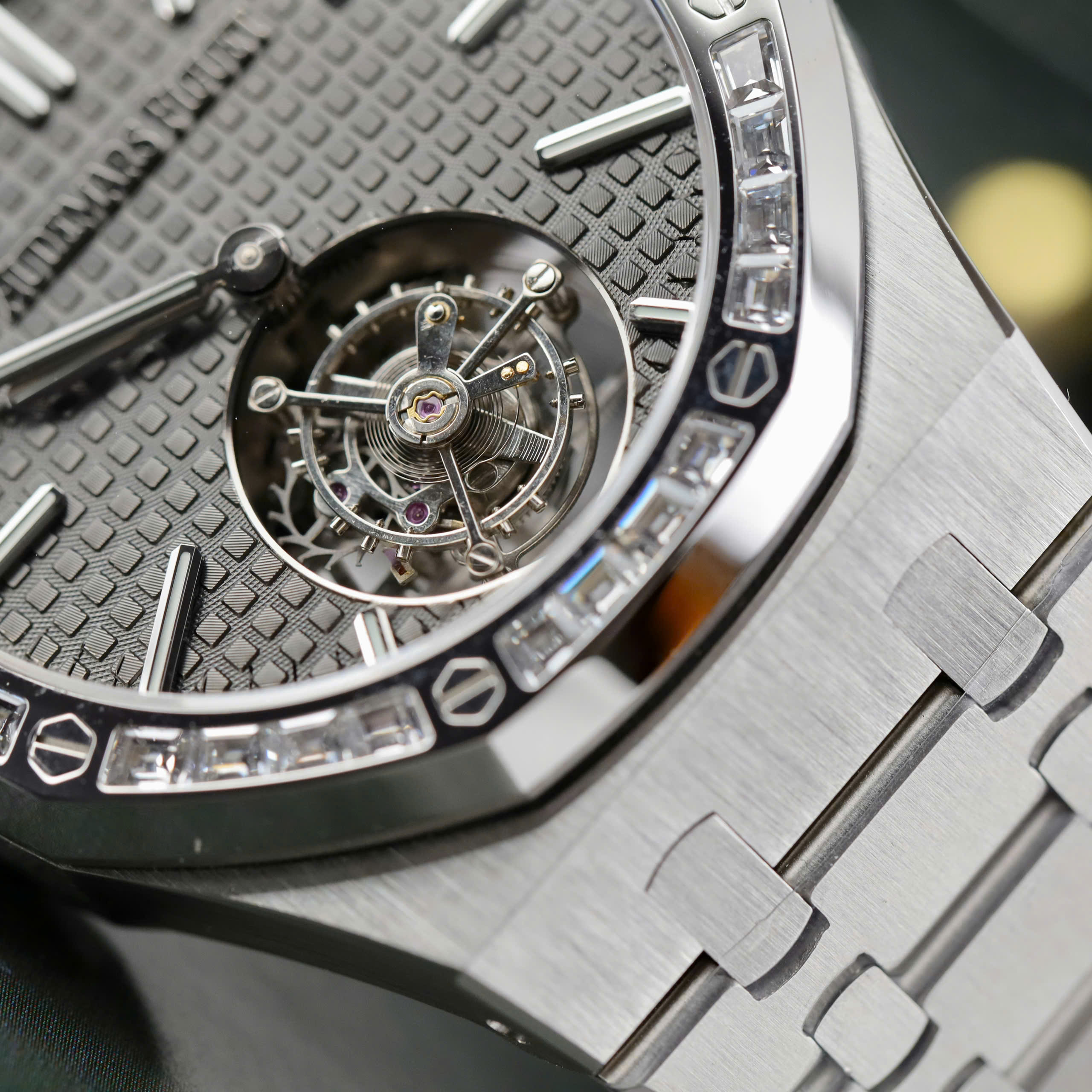 Đồng hồ Audemars Piguet Rep 11 Royal Oak Selfwinding Flying Tourbillon 26730BC mặt xám viền đính đá baguette 41mm (5) Đồng hồ Audemars Piguet Rep 11 Royal Oak Selfwinding Flying Tourbillon 26730BC mặt xám viền đính đá baguette 41mm (2)