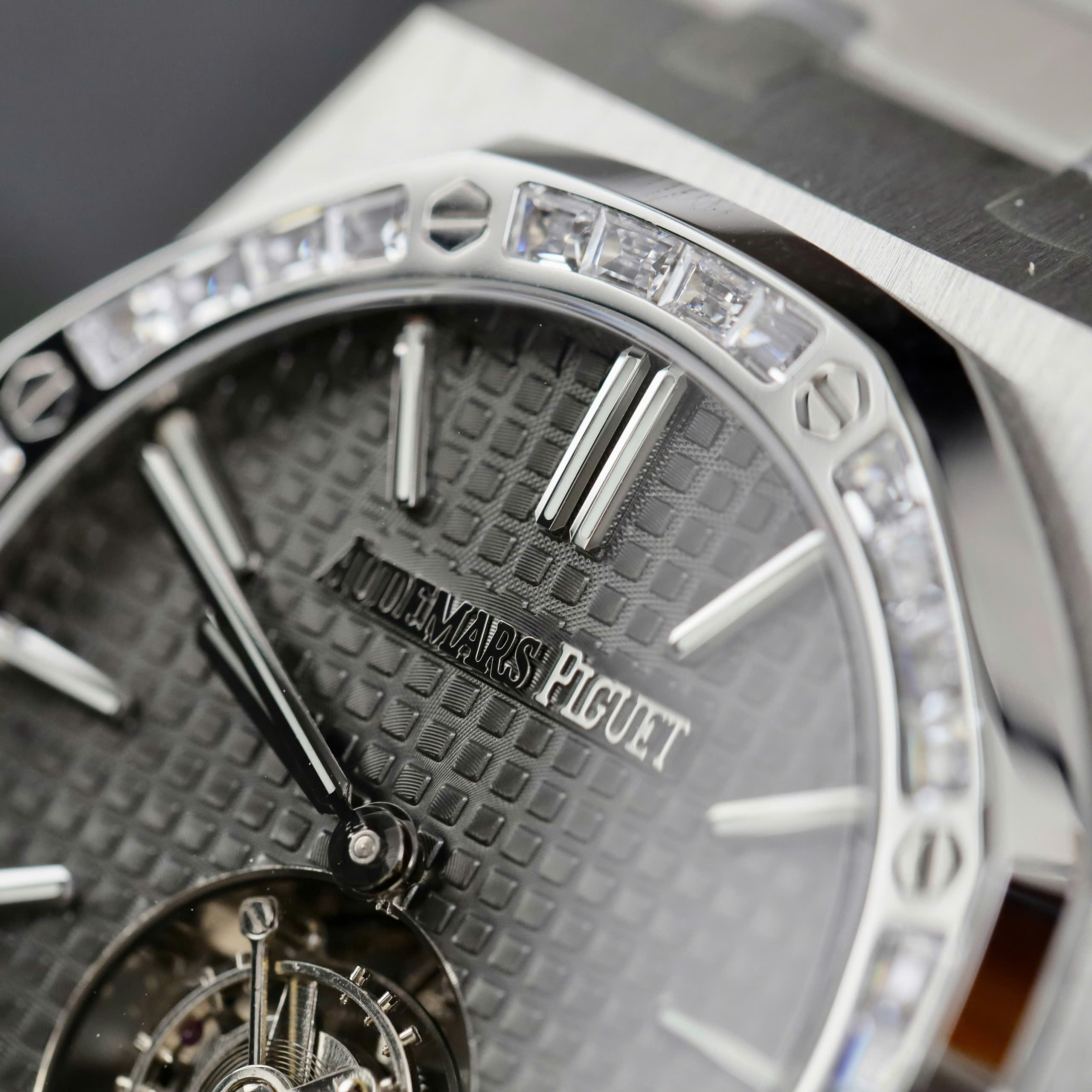Đồng hồ Audemars Piguet Rep 11 Royal Oak Selfwinding Flying Tourbillon 26730BC mặt xám viền đính đá baguette 41mm (6) Đồng hồ Audemars Piguet Rep 11 Royal Oak Selfwinding Flying Tourbillon 26730BC mặt xám viền đính đá baguette 41mm (2)