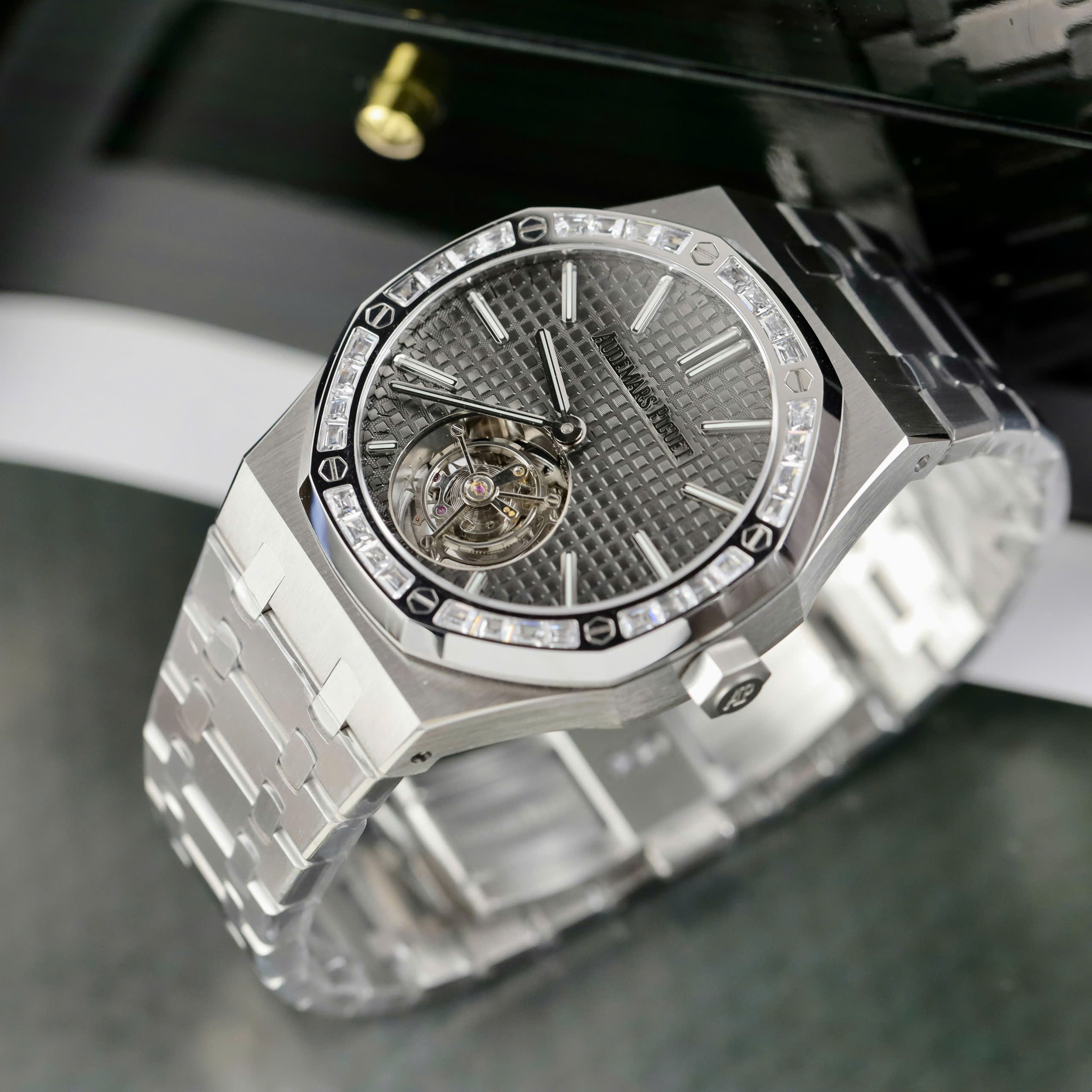 Đồng hồ Audemars Piguet Rep 11 Royal Oak Selfwinding Flying Tourbillon 26730BC mặt xám viền đính đá baguette 41mm (8) Đồng hồ Audemars Piguet Rep 11 Royal Oak Selfwinding Flying Tourbillon 26730BC mặt xám viền đính đá baguette 41mm (2)