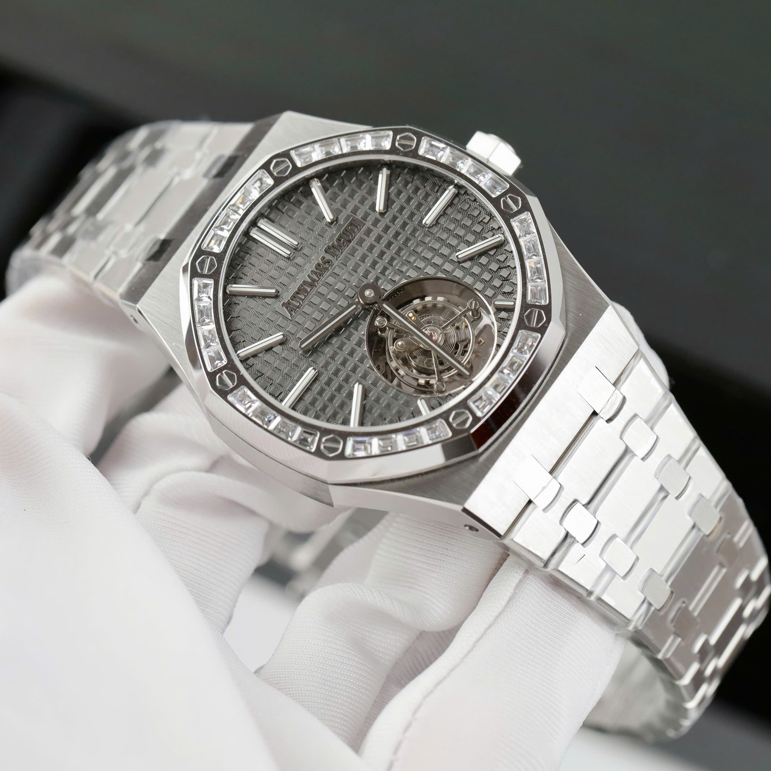 Đồng hồ Audemars Piguet Rep 11 Royal Oak Selfwinding Flying Tourbillon 26730BC mặt xám viền đính đá baguette 41mm (9) Đồng hồ Audemars Piguet Rep 11 Royal Oak Selfwinding Flying Tourbillon 26730BC mặt xám viền đính đá baguette 41mm (2)