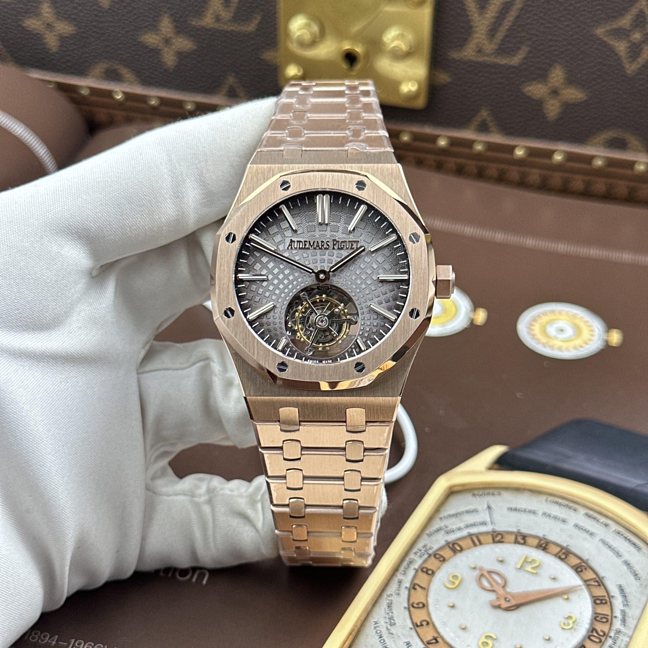 Đồng hồ Audemars Piguet Rep cao cấp Royal Oak Flying Tourbillon 26530OR mặt xám dây kim loại 41mm (1) Đồng hồ Audemars Piguet Rep cao cấp Royal Oak Flying Tourbillon 26530OR mặt xám dây kim loại 41mm (2)