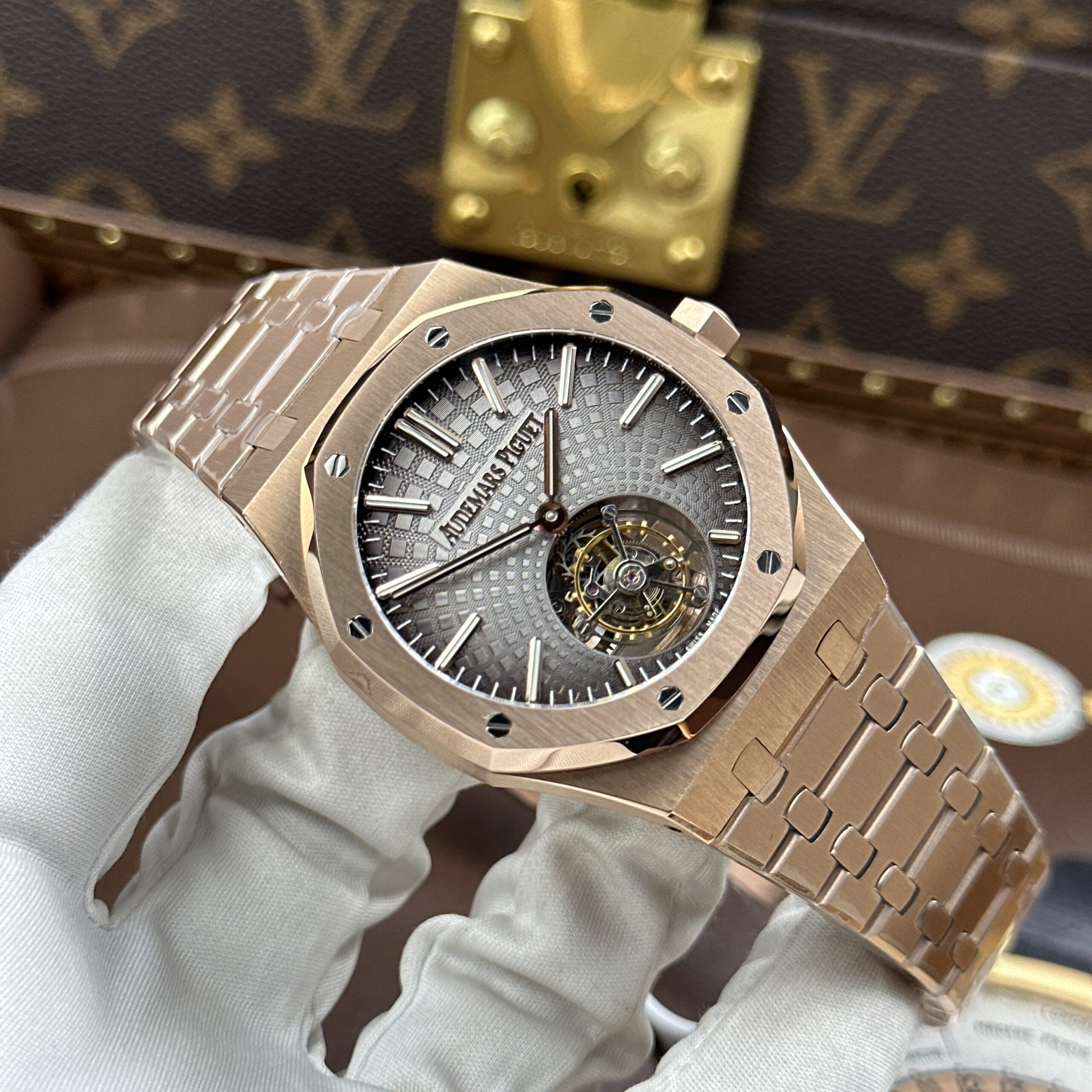 Đồng hồ Audemars Piguet Rep cao cấp Royal Oak Flying Tourbillon 26530OR mặt xám dây kim loại 41mm (11) Đồng hồ Audemars Piguet Rep cao cấp Royal Oak Flying Tourbillon 26530OR mặt xám dây kim loại 41mm (2)