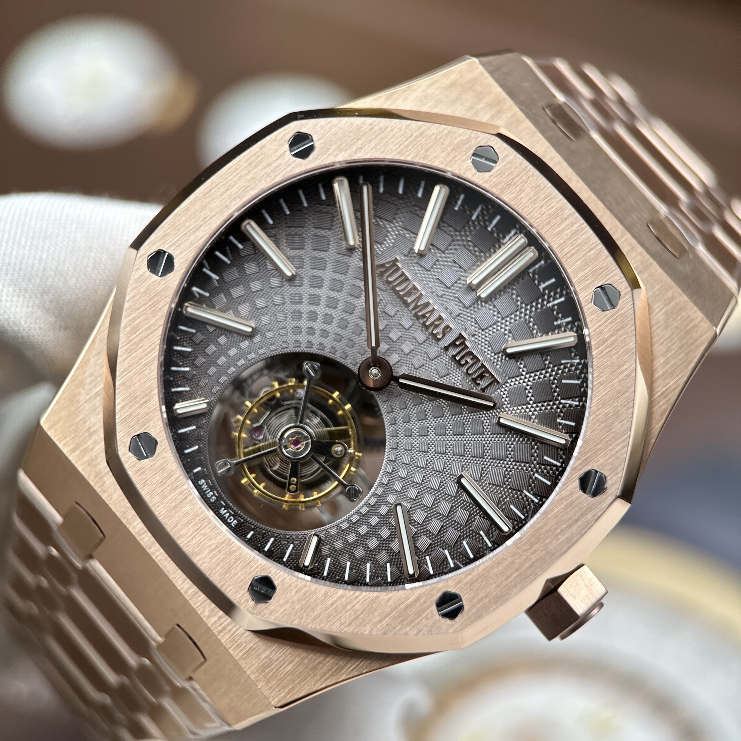 Đồng hồ Audemars Piguet Rep cao cấp Royal Oak Flying Tourbillon 26530OR mặt xám dây kim loại 41mm (9) Đồng hồ Audemars Piguet Rep cao cấp Royal Oak Flying Tourbillon 26530OR mặt xám dây kim loại 41mm (2)