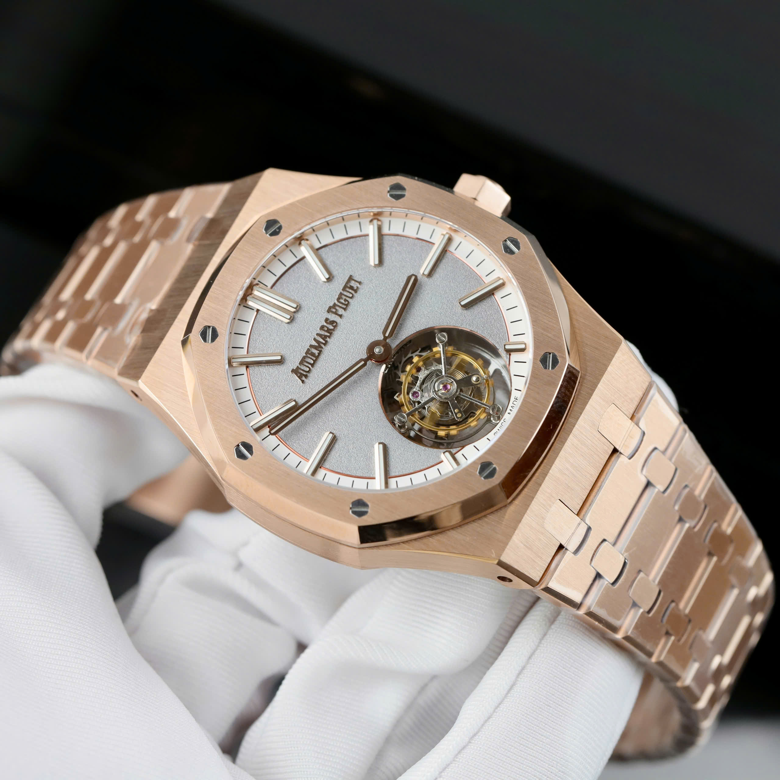 Đồng hồ Audemars Piguet Rep cao cấp Royal Oak Selfwinding Flying Tourbillon 26730OR mặt xám phun cát 41mm (10) Đồng hồ Audemars Piguet Rep cao cấp Royal Oak Selfwinding Flying Tourbillon 26730OR mặt xám phun cát 41mm (2)