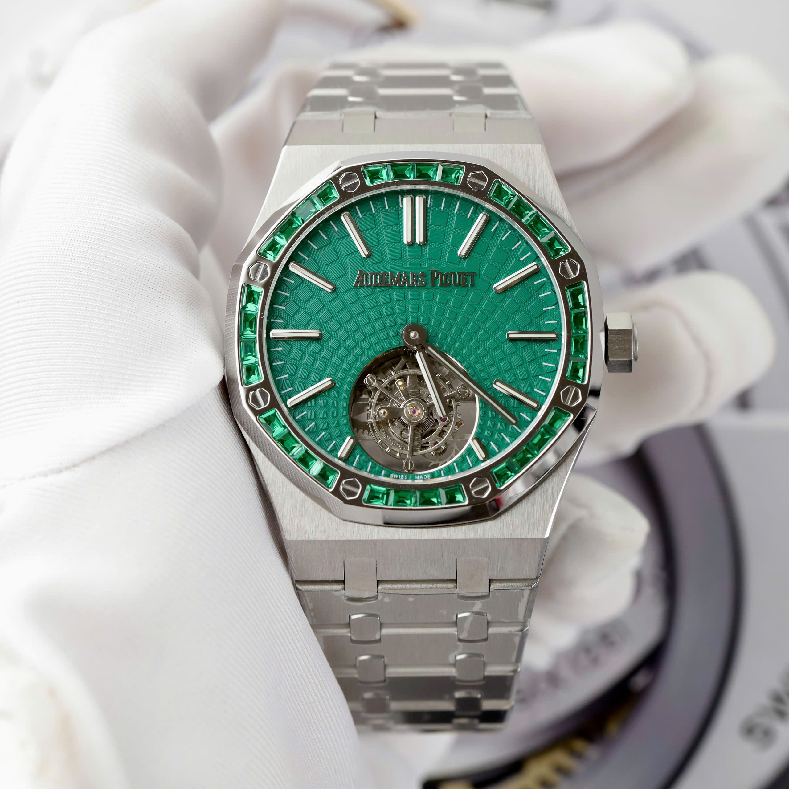 Đồng hồ Audemars Piguet Replica 11 Royal Oak Selfwinding Flying Tourbillon 26730BC mặt xanh lá viền đính đá baguette 41mm (1) Đồng hồ Audemars Piguet Replica 11 Royal Oak Selfwinding Flying Tourbillon 26730BC mặt xanh lá viền đính đá baguette 41mm (2)
