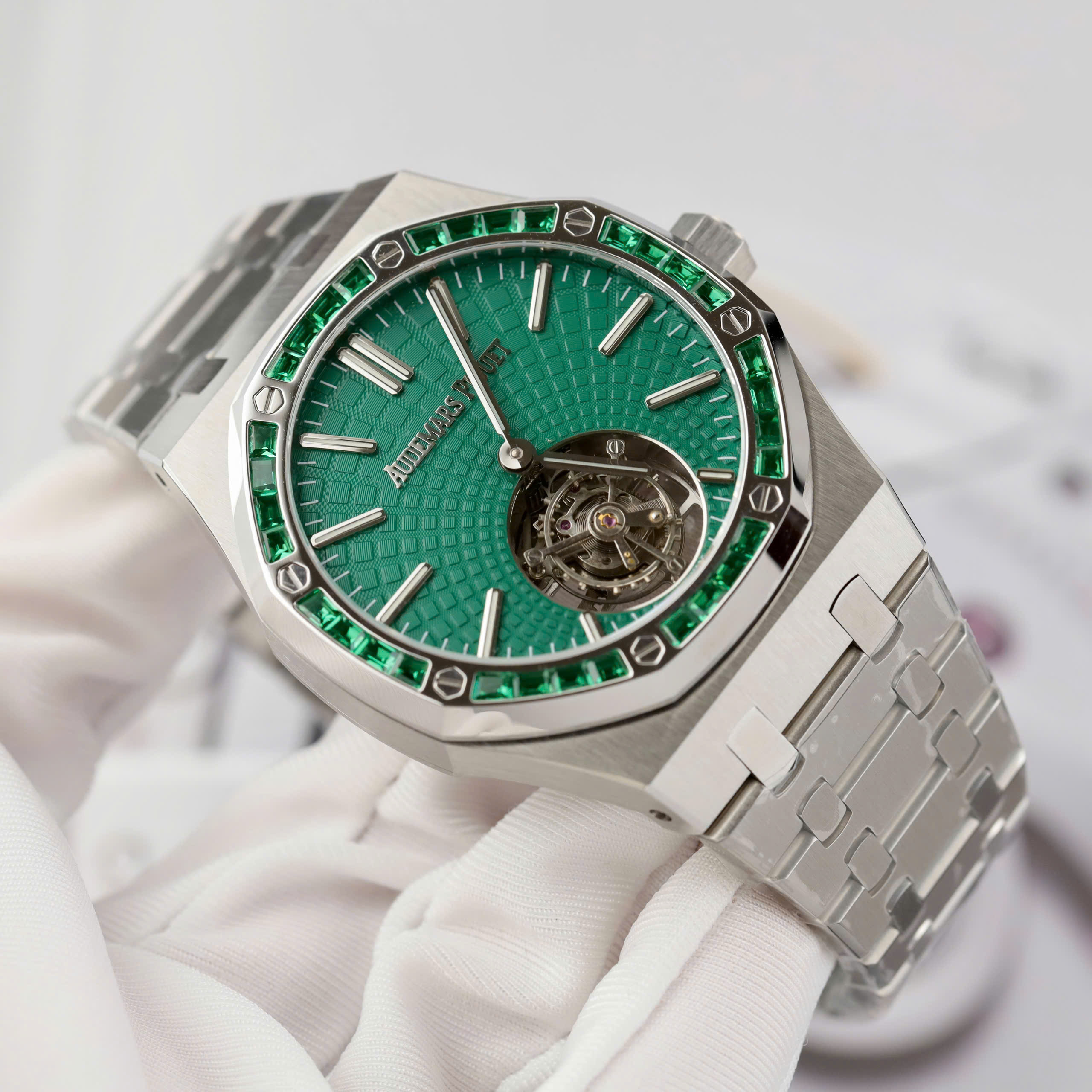 Đồng hồ Audemars Piguet Replica 11 Royal Oak Selfwinding Flying Tourbillon 26730BC mặt xanh lá viền đính đá baguette 41mm (10) Đồng hồ Audemars Piguet Replica 11 Royal Oak Selfwinding Flying Tourbillon 26730BC mặt xanh lá viền đính đá baguette 41mm (2)