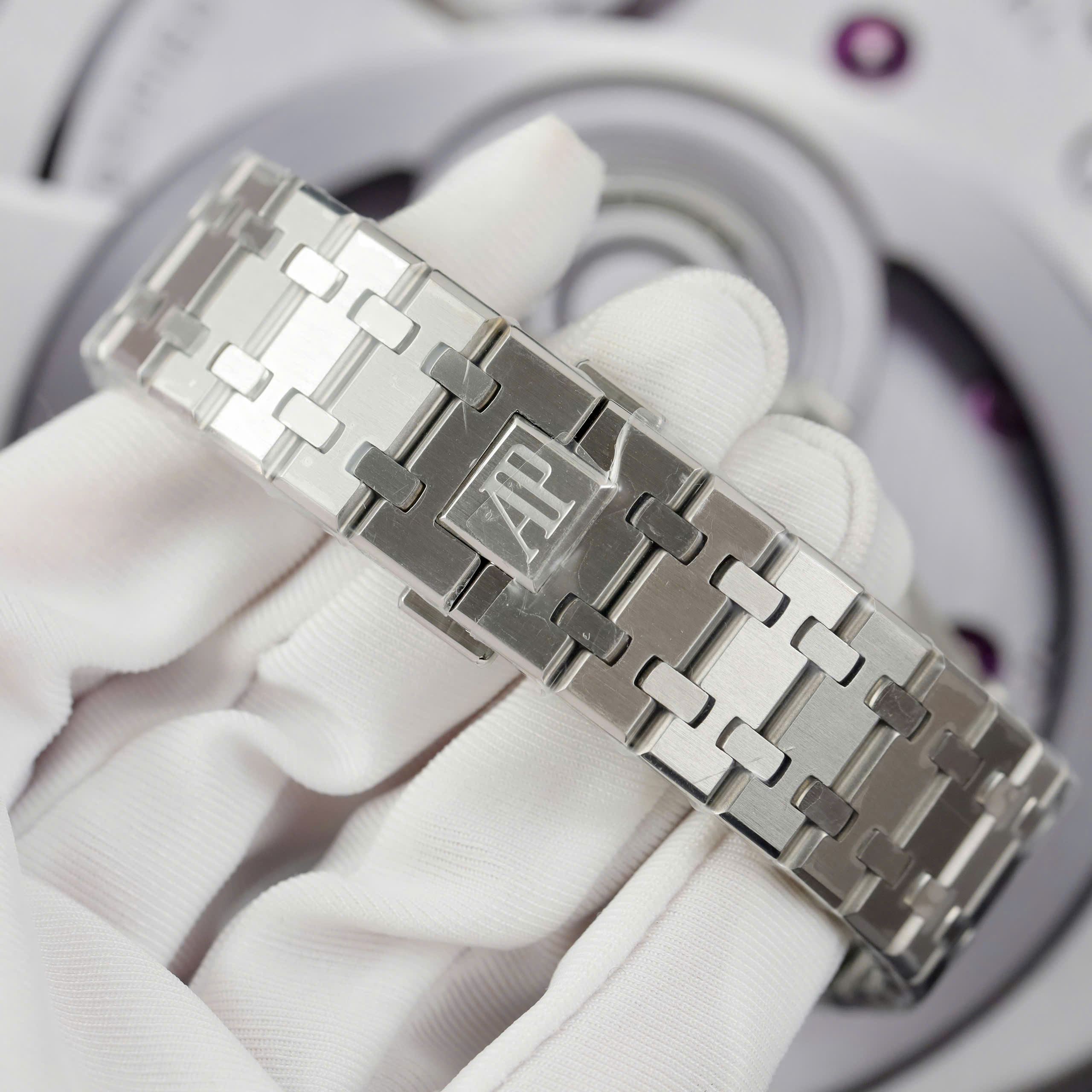 Đồng hồ Audemars Piguet Replica 11 Royal Oak Selfwinding Flying Tourbillon 26730BC mặt xanh lá viền đính đá baguette 41mm (2) Đồng hồ Audemars Piguet Replica 11 Royal Oak Selfwinding Flying Tourbillon 26730BC mặt xanh lá viền đính đá baguette 41mm (2)