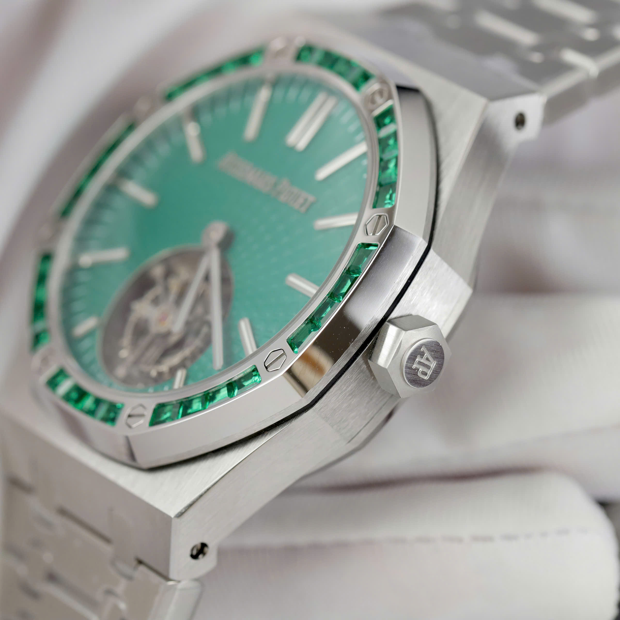 Đồng hồ Audemars Piguet Replica 11 Royal Oak Selfwinding Flying Tourbillon 26730BC mặt xanh lá viền đính đá baguette 41mm (5) Đồng hồ Audemars Piguet Replica 11 Royal Oak Selfwinding Flying Tourbillon 26730BC mặt xanh lá viền đính đá baguette 41mm (2)