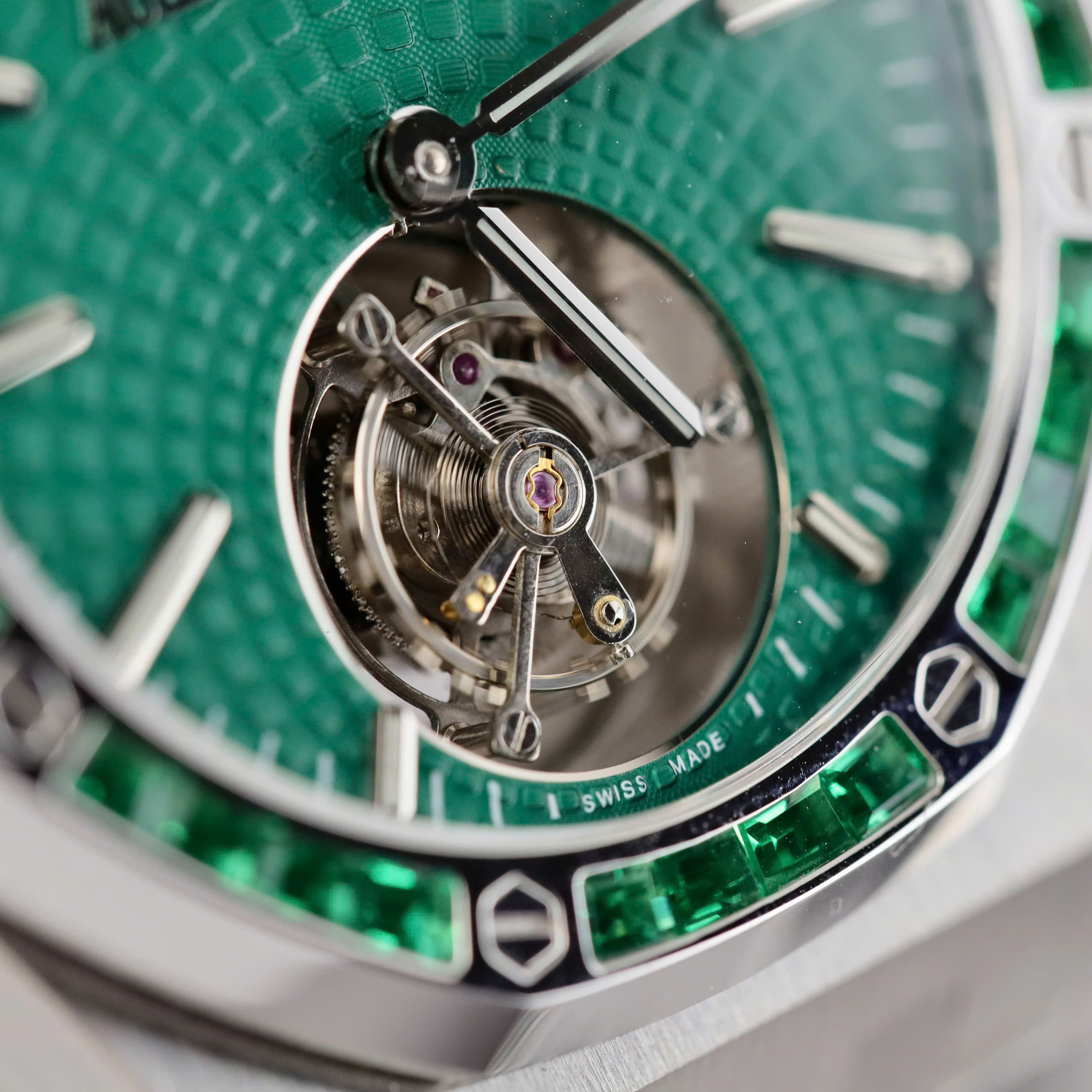 Đồng hồ Audemars Piguet Replica 11 Royal Oak Selfwinding Flying Tourbillon 26730BC mặt xanh lá viền đính đá baguette 41mm (6) Đồng hồ Audemars Piguet Replica 11 Royal Oak Selfwinding Flying Tourbillon 26730BC mặt xanh lá viền đính đá baguette 41mm (2)