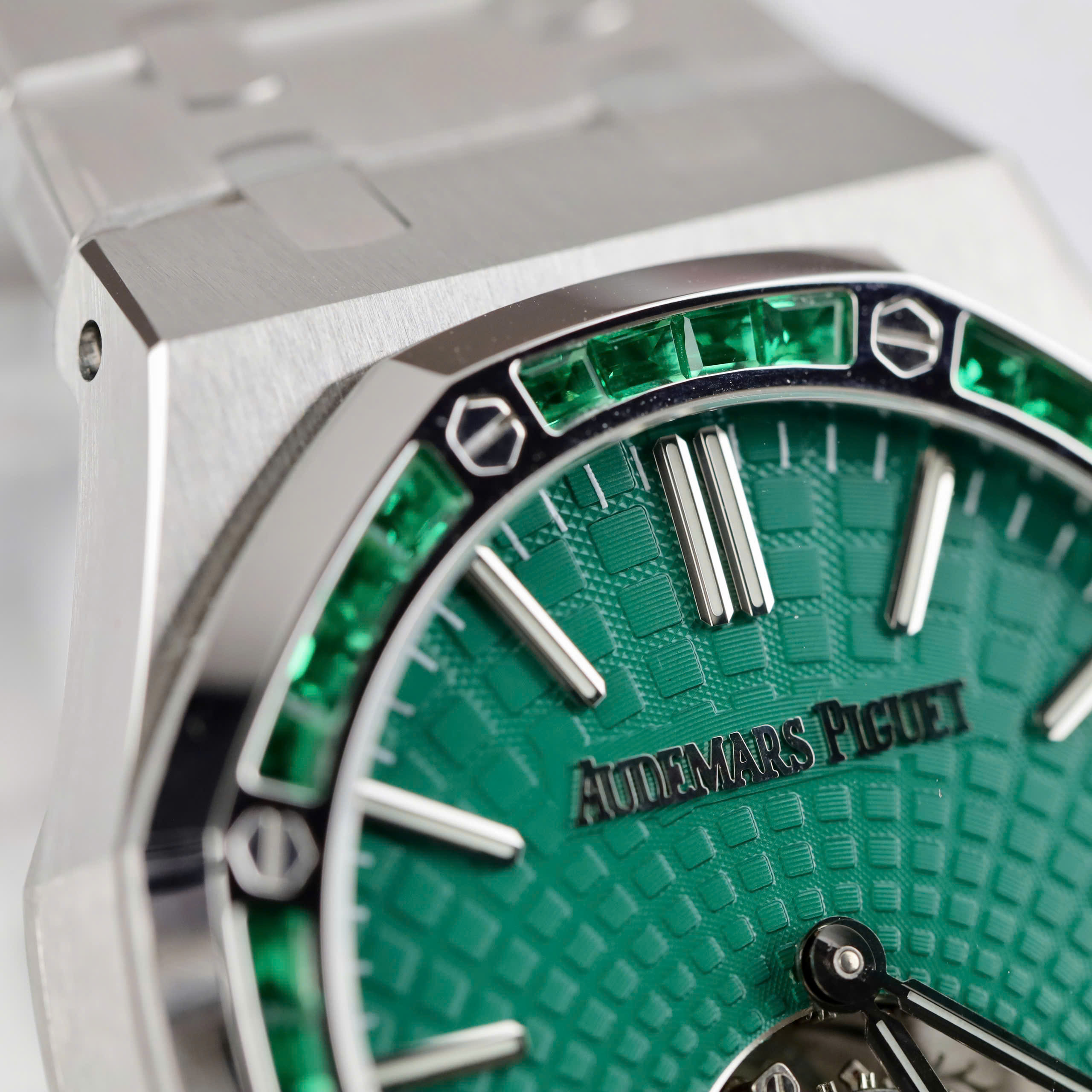 Đồng hồ Audemars Piguet Replica 11 Royal Oak Selfwinding Flying Tourbillon 26730BC mặt xanh lá viền đính đá baguette 41mm (7) Đồng hồ Audemars Piguet Replica 11 Royal Oak Selfwinding Flying Tourbillon 26730BC mặt xanh lá viền đính đá baguette 41mm (2)
