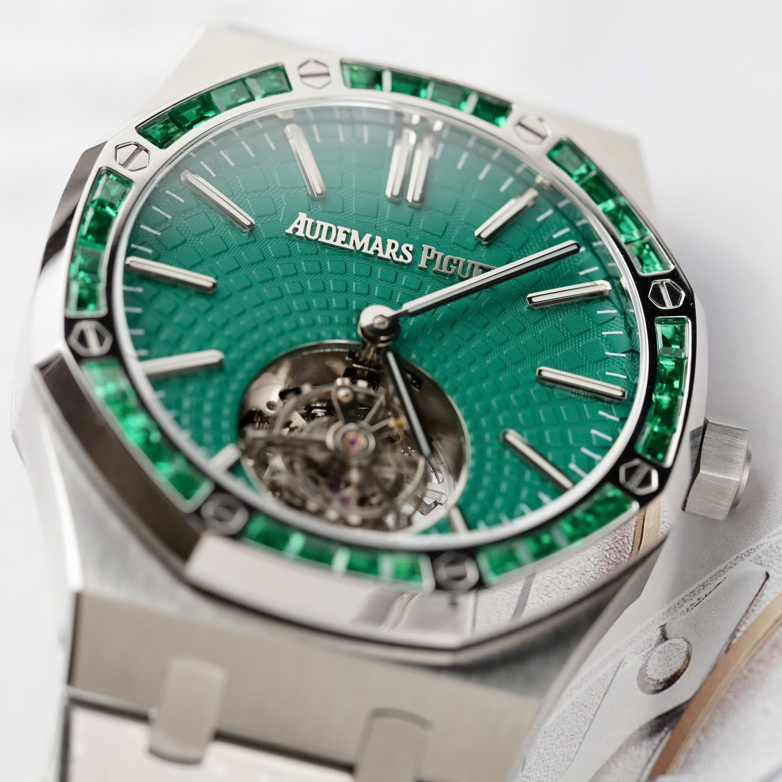 Đồng hồ Audemars Piguet Replica 11 Royal Oak Selfwinding Flying Tourbillon 26730BC mặt xanh lá viền đính đá baguette 41mm (8) Đồng hồ Audemars Piguet Replica 11 Royal Oak Selfwinding Flying Tourbillon 26730BC mặt xanh lá viền đính đá baguette 41mm (2)