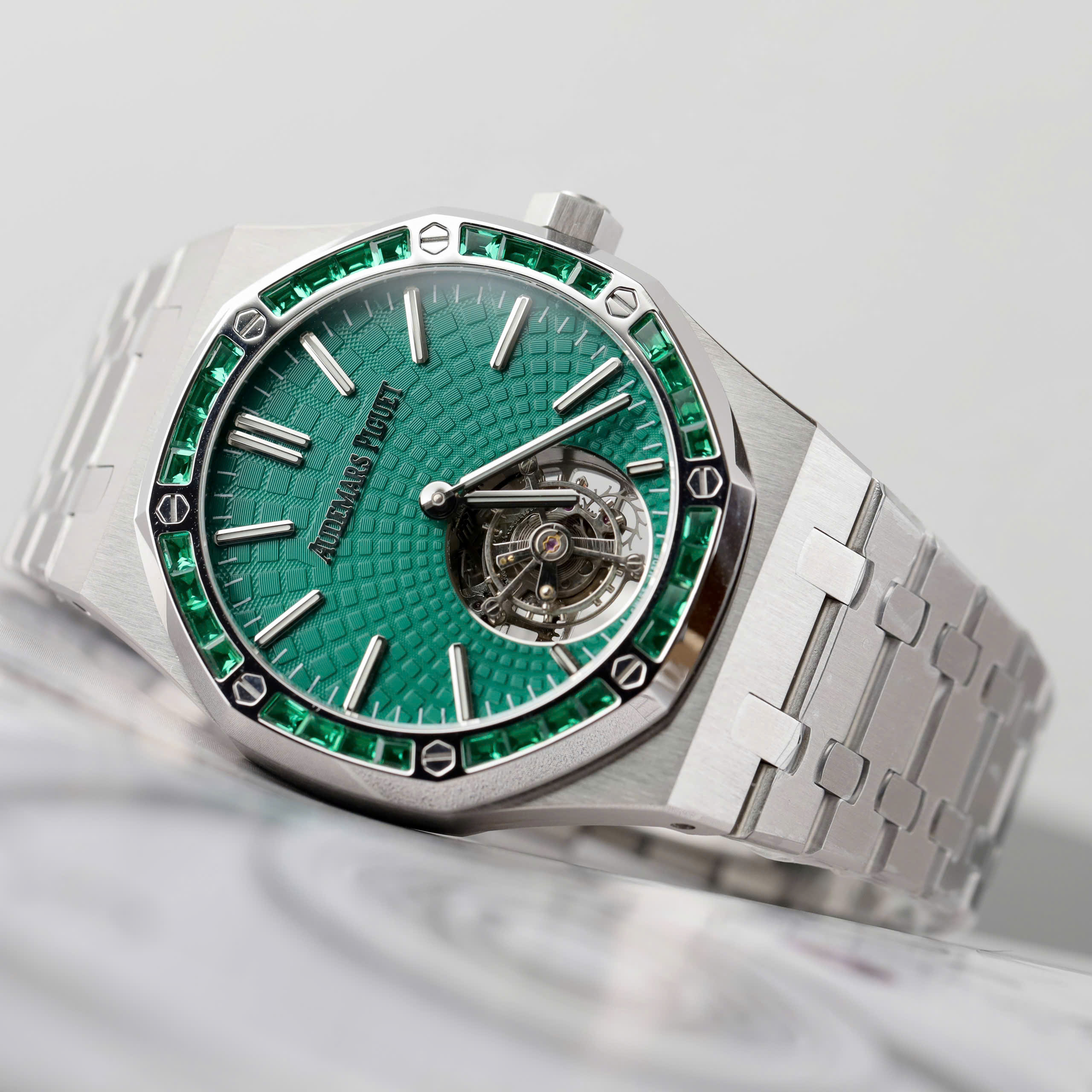 Đồng hồ Audemars Piguet Replica 11 Royal Oak Selfwinding Flying Tourbillon 26730BC mặt xanh lá viền đính đá baguette 41mm (9) Đồng hồ Audemars Piguet Replica 11 Royal Oak Selfwinding Flying Tourbillon 26730BC mặt xanh lá viền đính đá baguette 41mm (2)