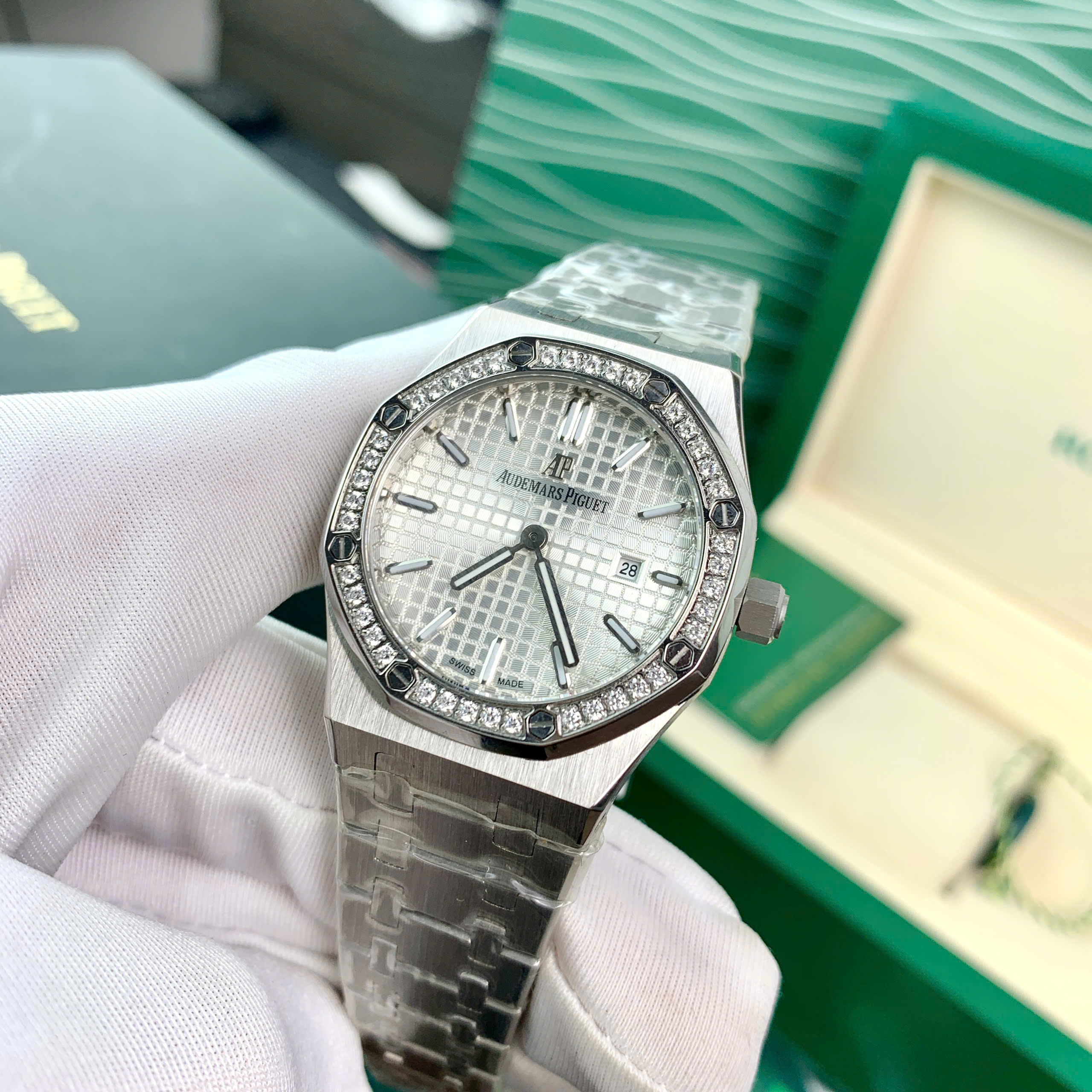 Đồng hồ Audemmars Piguet Royal Oak 15550 nữ đính đá dây kim loại fake cao cấp 34mm (10) Đồng hồ Audemmars Piguet Royal Oak 15550 nữ đính đá dây kim loại fake cao cấp 34mm