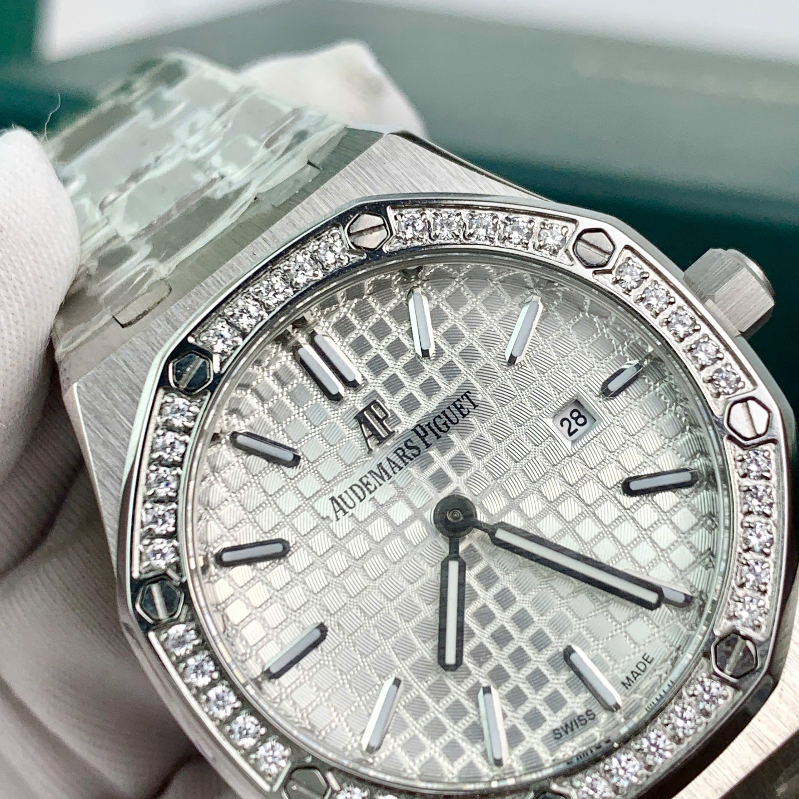 Đồng hồ Audemmars Piguet Royal Oak 15550 nữ đính đá dây kim loại fake cao cấp 34mm (3) Đồng hồ Audemmars Piguet Royal Oak 15550 nữ đính đá dây kim loại fake cao cấp 34mm