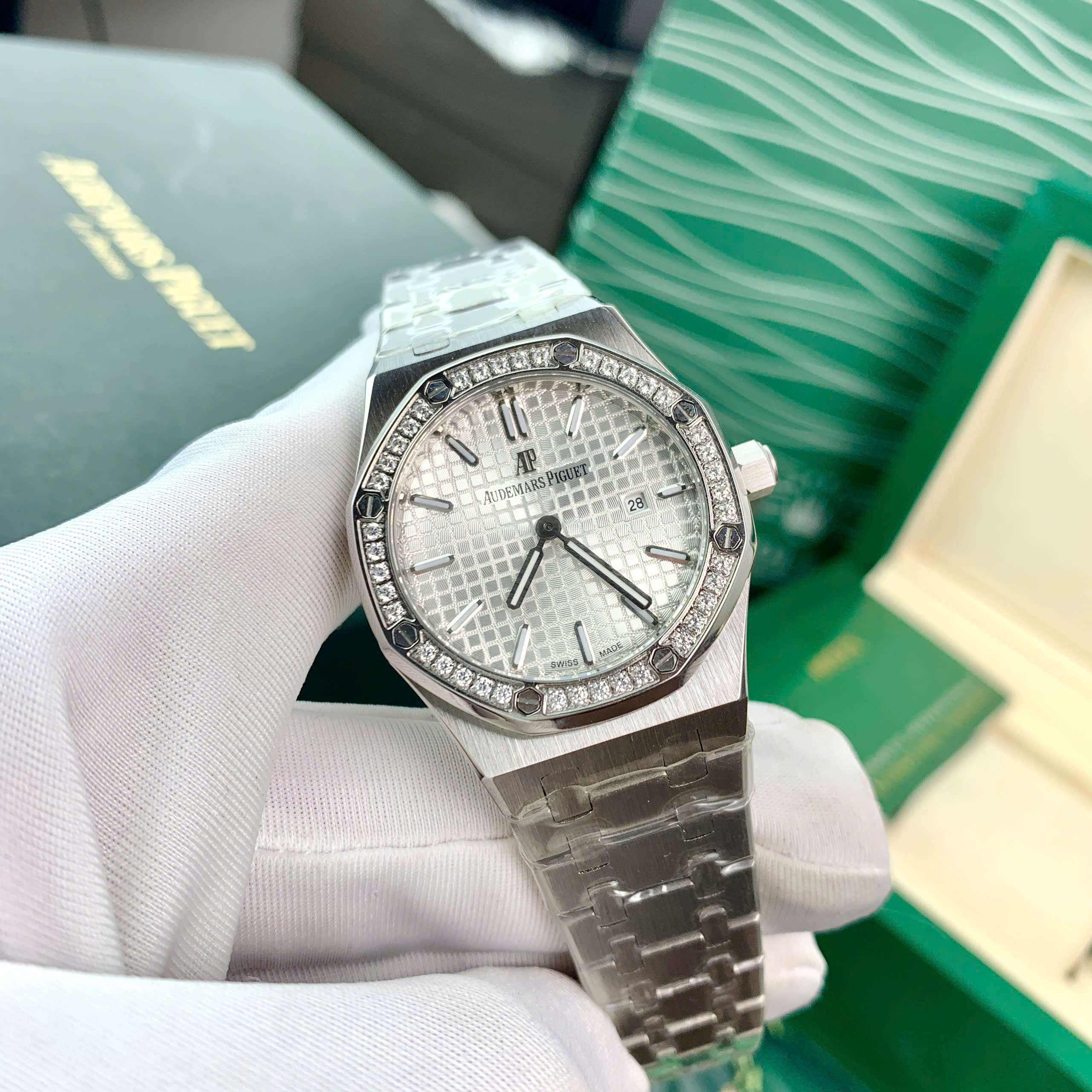 Đồng hồ Audemmars Piguet Royal Oak 15550 nữ đính đá dây kim loại fake cao cấp 34mm (4) Đồng hồ Audemmars Piguet Royal Oak 15550 nữ đính đá dây kim loại fake cao cấp 34mm