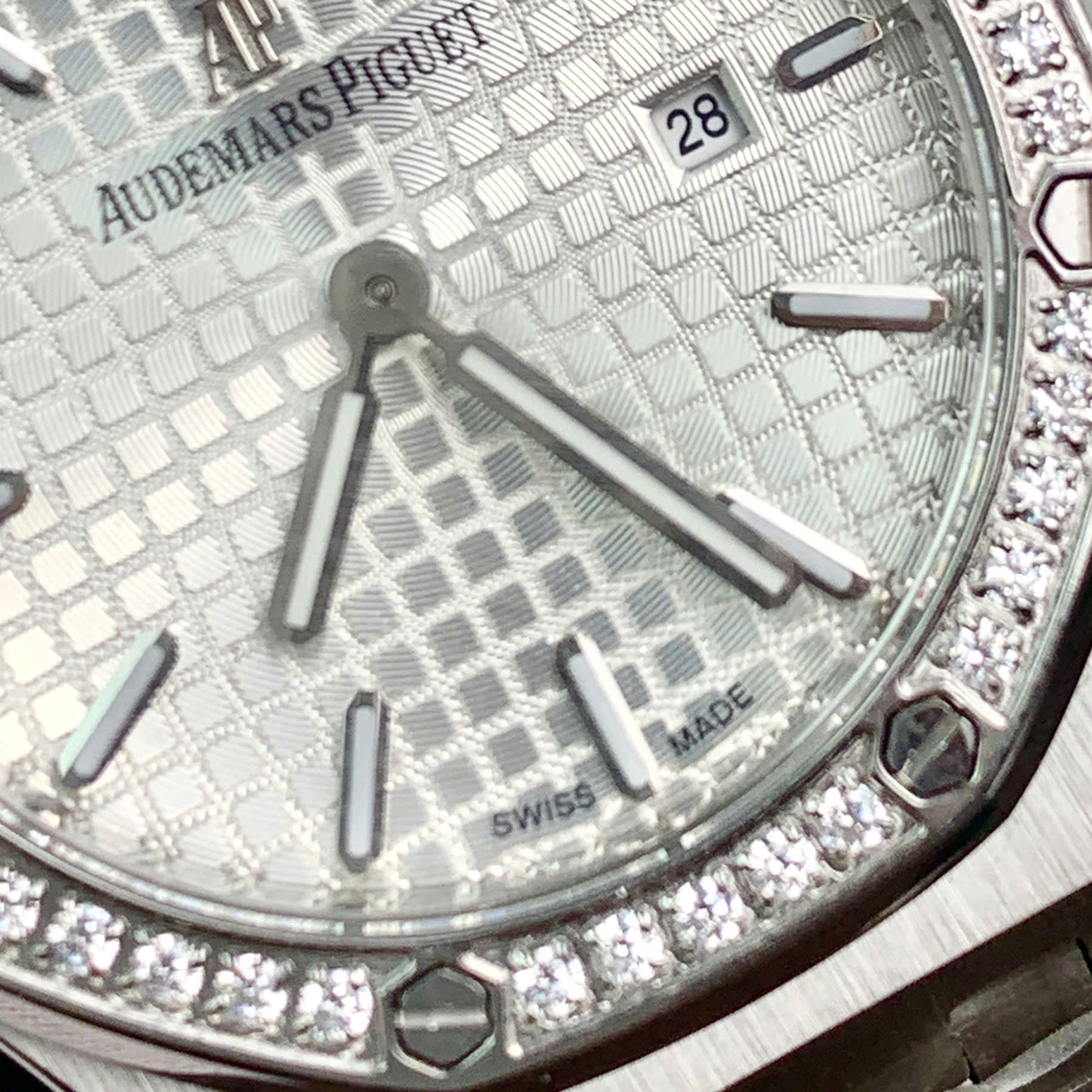 Đồng hồ Audemmars Piguet Royal Oak 15550 nữ đính đá dây kim loại fake cao cấp 34mm (5) Đồng hồ Audemmars Piguet Royal Oak 15550 nữ đính đá dây kim loại fake cao cấp 34mm