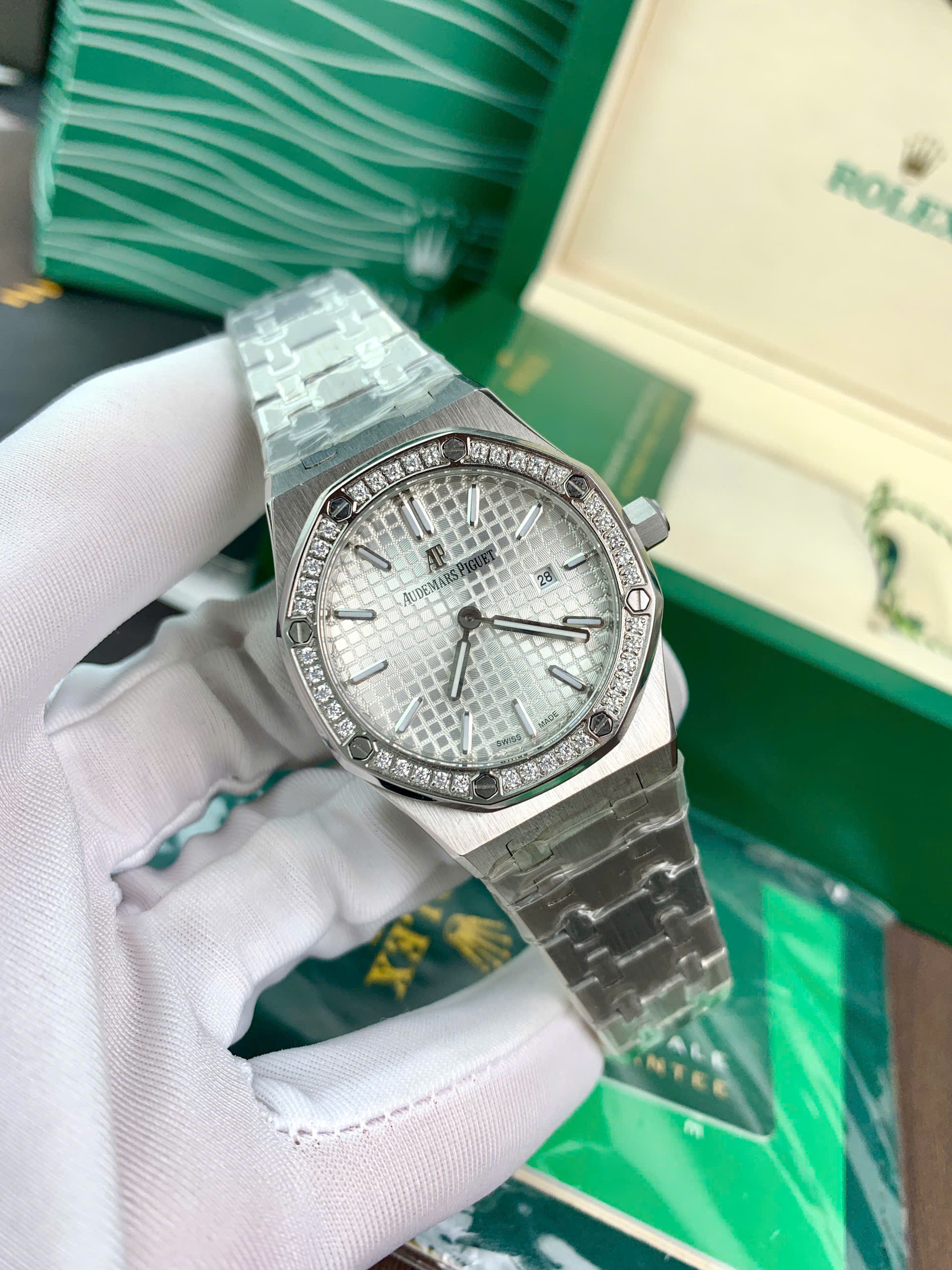 Đồng hồ Audemmars Piguet Royal Oak 15550 nữ đính đá dây kim loại fake cao cấp 34mm (7) Đồng hồ Audemmars Piguet Royal Oak 15550 nữ đính đá dây kim loại fake cao cấp 34mm