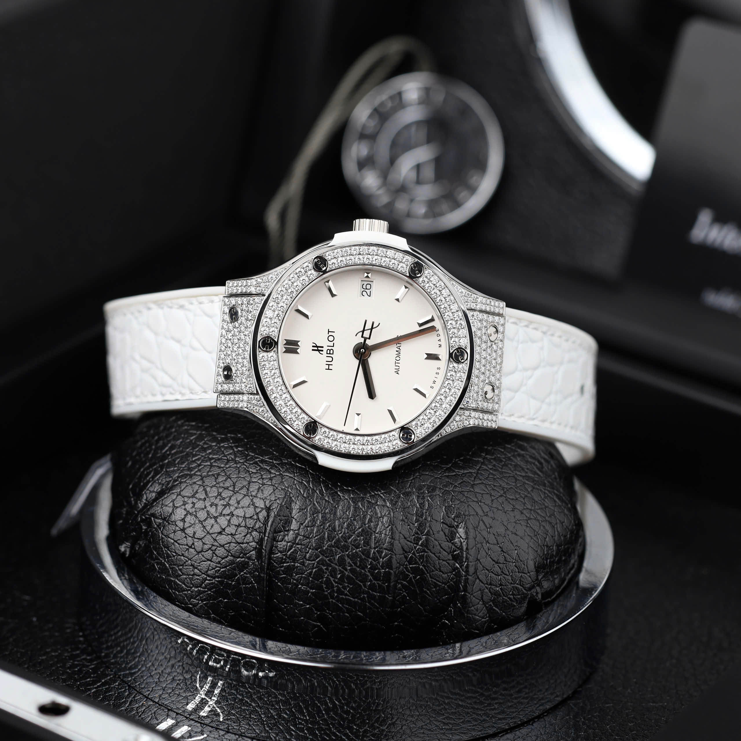 Đồng hồ Hublot Classic Fusion Fake 11 màu trắng đính moissanite HongKong 38mm (8) Đồng hồ Hublot Classic Fusion Fake 11 màu trắng đính moissanite HongKong 38mm (2)