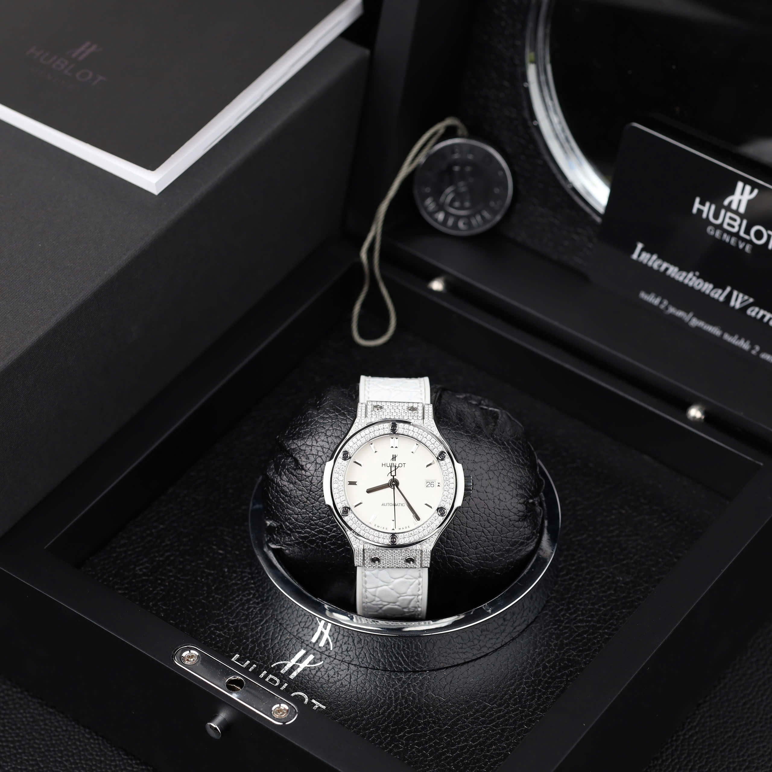 Đồng hồ Hublot Classic Fusion Fake 11 màu trắng đính moissanite HongKong 38mm (9) Đồng hồ Hublot Classic Fusion Fake 11 màu trắng đính moissanite HongKong 38mm (2)