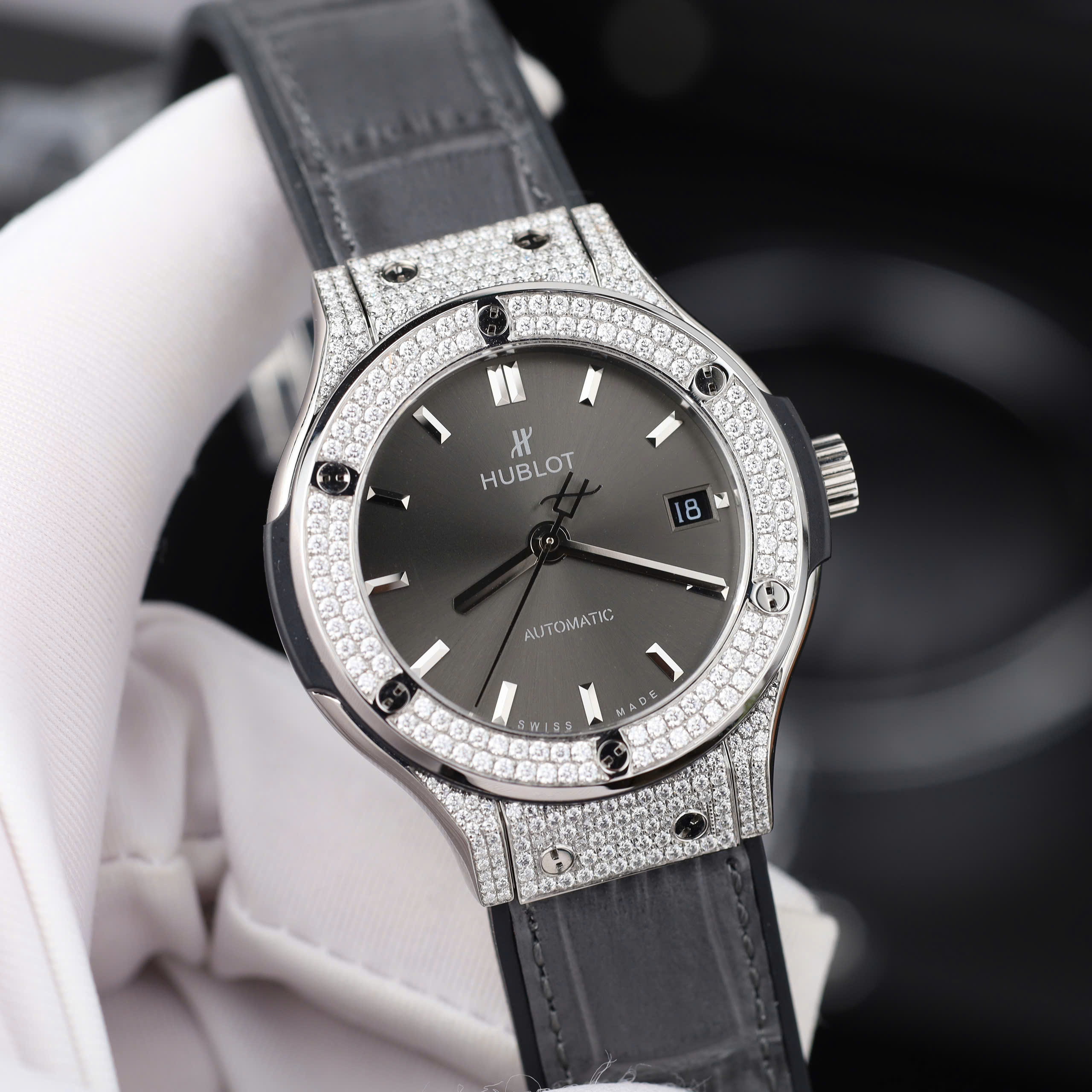 Đồng hồ Hublot Classic Fusion Rep 11 màu xám đính moissanite HongKong 38mm (6) Đồng hồ Hublot Classic Fusion Rep 11 màu xám đính moissanite HongKong 38mm (2)