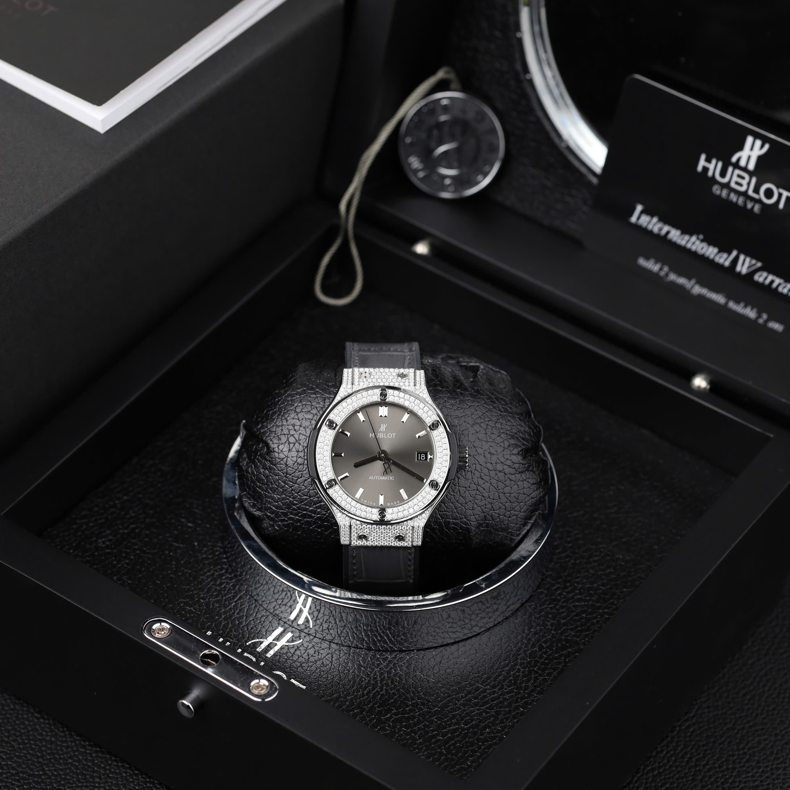 Đồng hồ Hublot Classic Fusion Rep 11 màu xám đính moissanite HongKong 38mm (9) Đồng hồ Hublot Classic Fusion Rep 11 màu xám đính moissanite HongKong 38mm (2)