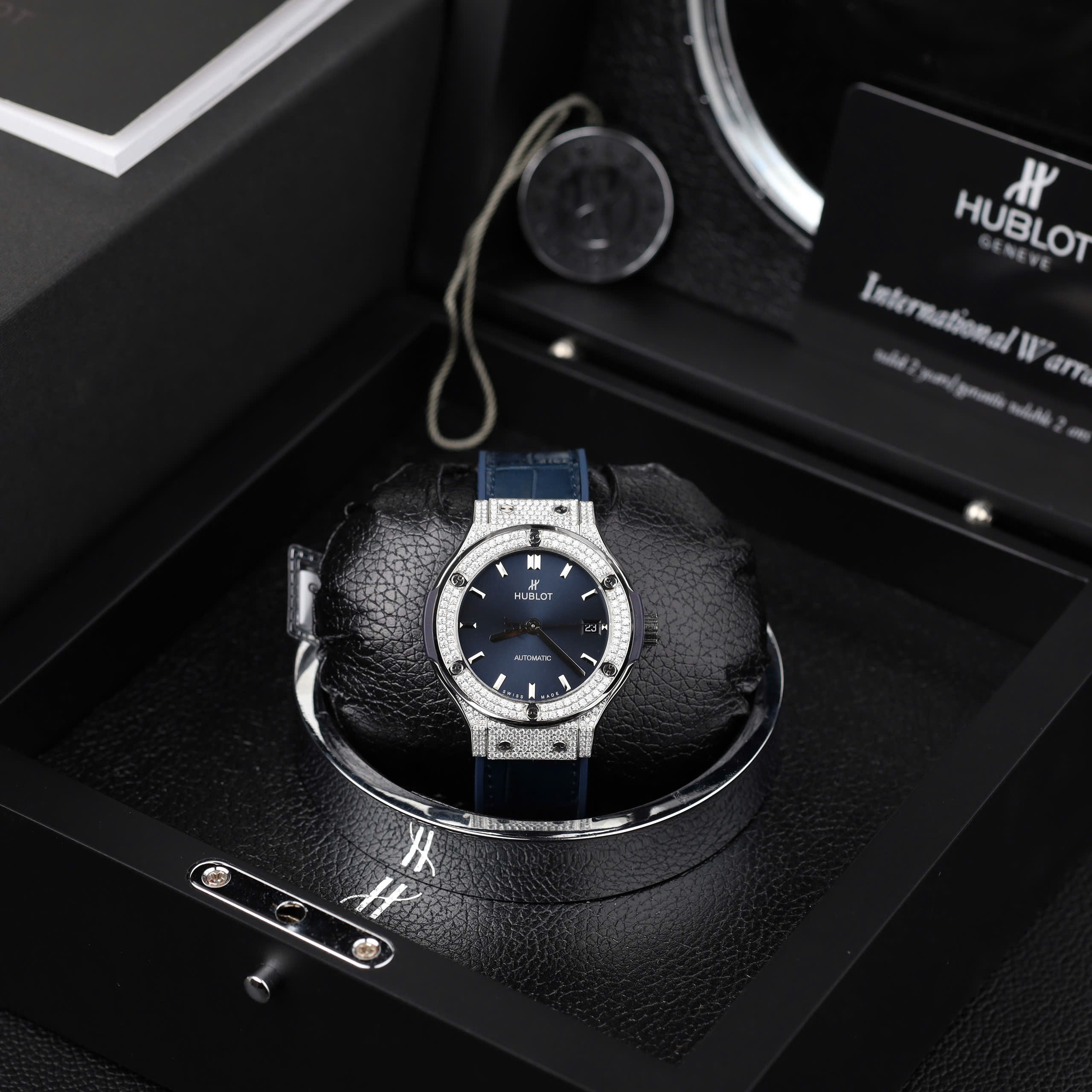 Đồng hồ Hublot Classic Fusion Rep cao cấp màu xanh dương đính moissanite HongKong 38mm (7) Đồng hồ Hublot Classic Fusion Rep cao cấp màu xanh dương đính moissanite HongKong 38mm (2)