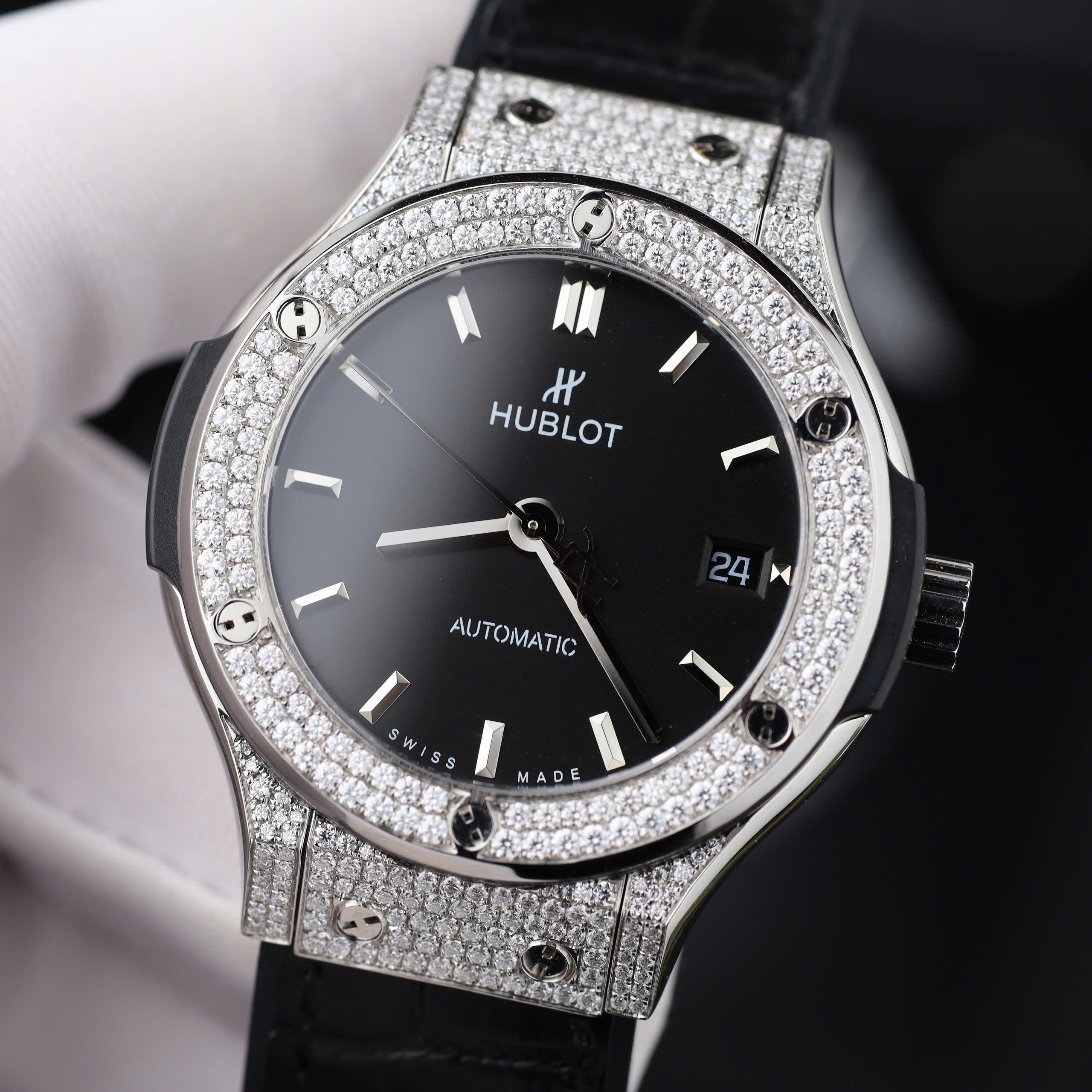 Đồng hồ Hublot Classic Fusion Replica 11 màu đen đính moissanite HongKong 38mm (5) Đồng hồ Hublot Classic Fusion Replica 11 màu đen đính moissanite HongKong 38mm (2)