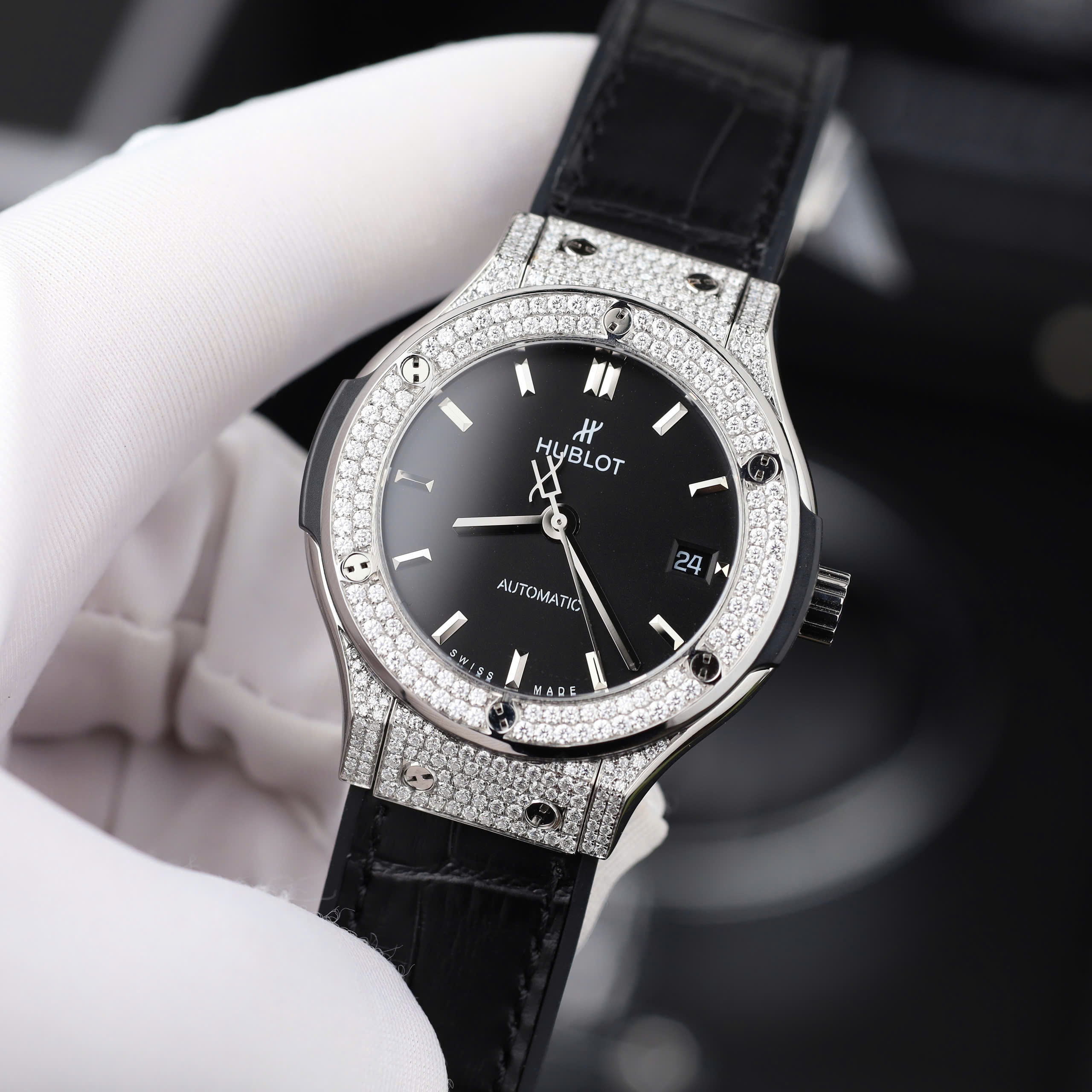 Đồng hồ Hublot Classic Fusion Replica 11 màu đen đính moissanite HongKong 38mm (7) Đồng hồ Hublot Classic Fusion Replica 11 màu đen đính moissanite HongKong 38mm (2)