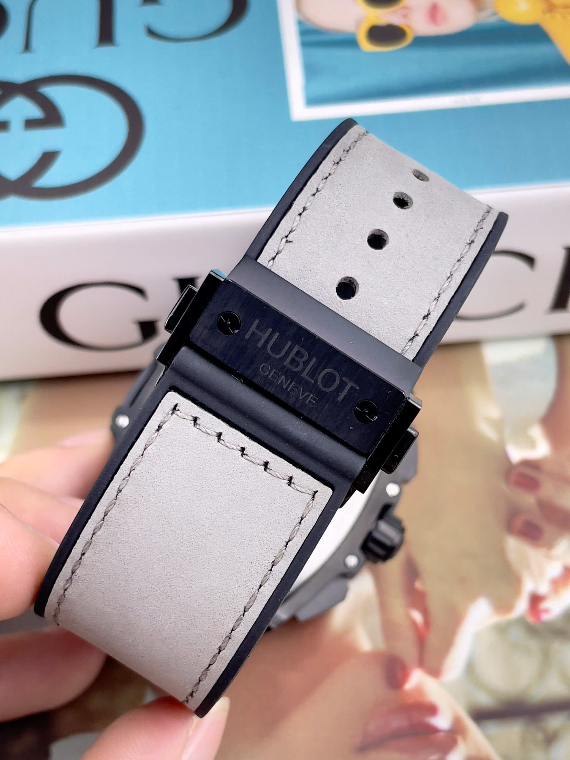 Đồng hồ Hublot Spirit Big Bang nam vỏ đen dây xám lông chuột máy cơ nhật giá rẻ 44mm (12) Đồng hồ Hublot Spirit Big Bang nam vỏ đen dây xám lông chuột máy cơ nhật giá rẻ 44mm