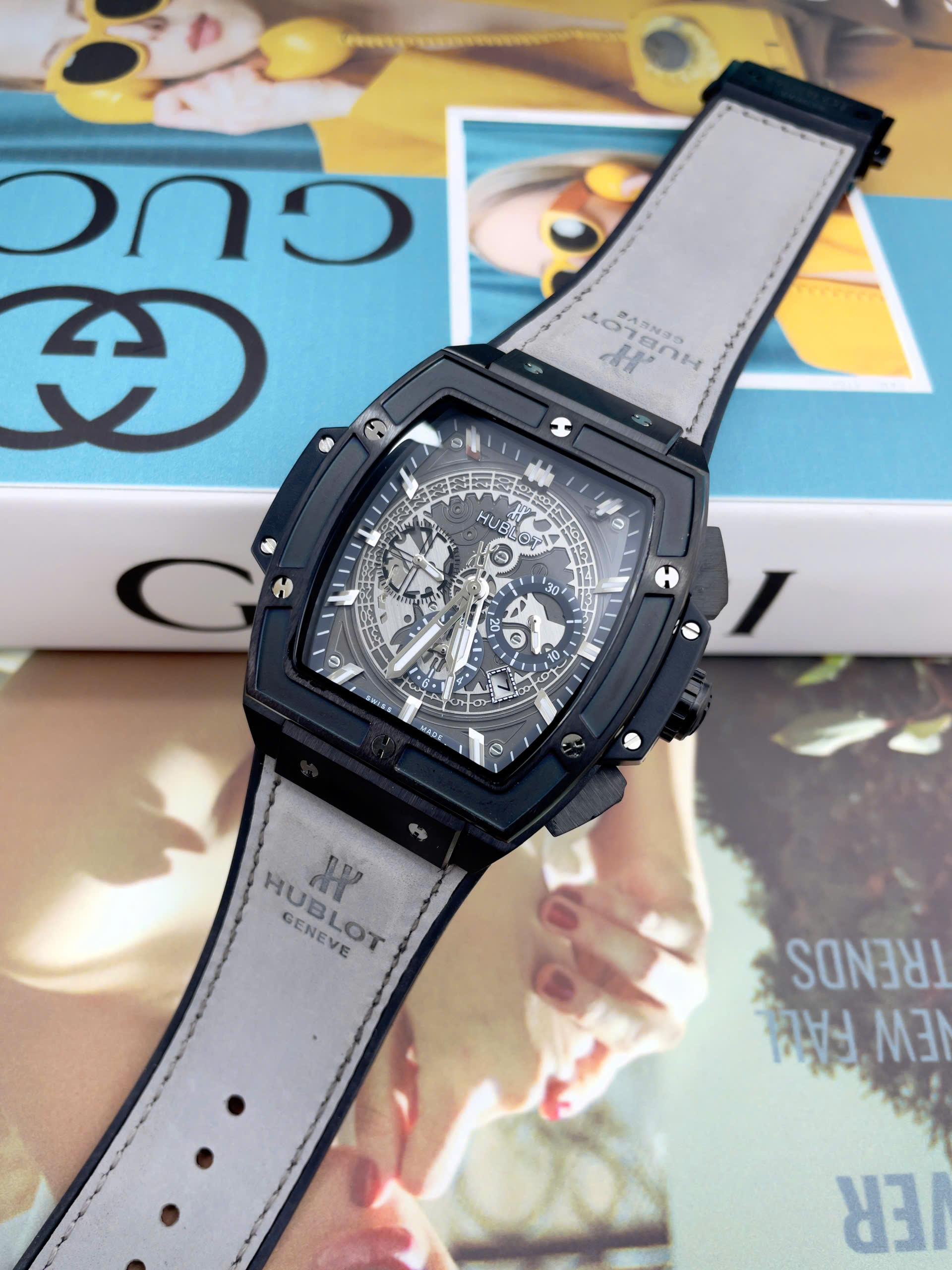 Đồng hồ Hublot Spirit Big Bang nam vỏ đen dây xám lông chuột máy cơ nhật giá rẻ 44mm (3) Đồng hồ Hublot Spirit Big Bang nam vỏ đen dây xám lông chuột máy cơ nhật giá rẻ 44mm