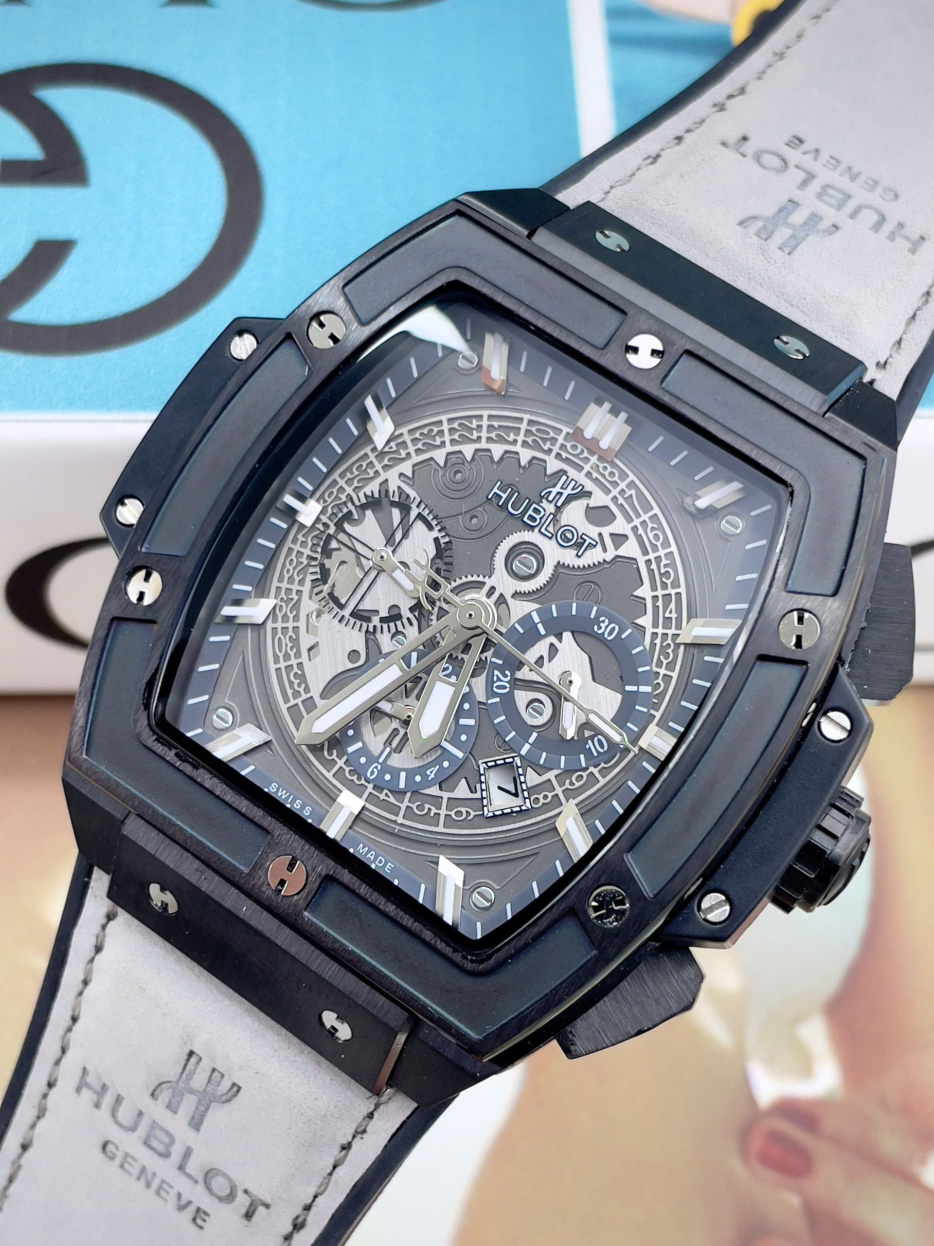 Đồng hồ Hublot Spirit Big Bang nam vỏ đen dây xám lông chuột máy cơ nhật giá rẻ 44mm (5) Đồng hồ Hublot Spirit Big Bang nam vỏ đen dây xám lông chuột máy cơ nhật giá rẻ 44mm