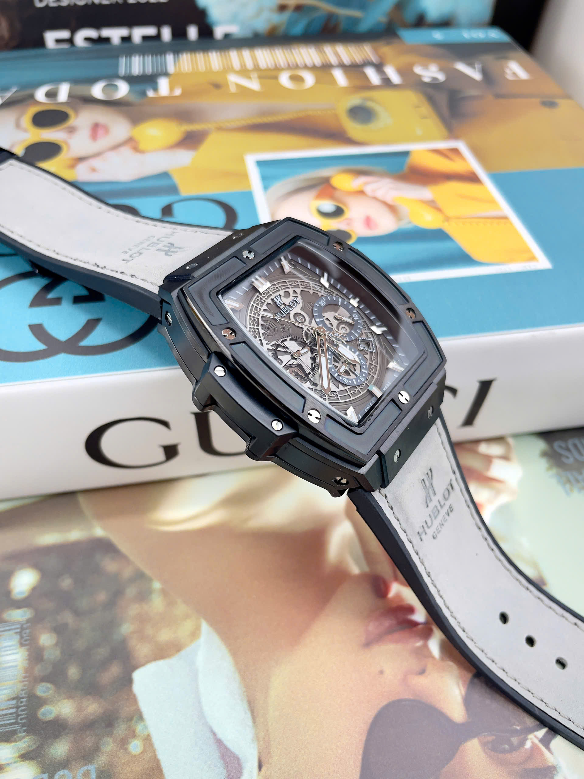 Đồng hồ Hublot Spirit Big Bang nam vỏ đen dây xám lông chuột máy cơ nhật giá rẻ 44mm (7) Đồng hồ Hublot Spirit Big Bang nam vỏ đen dây xám lông chuột máy cơ nhật giá rẻ 44mm