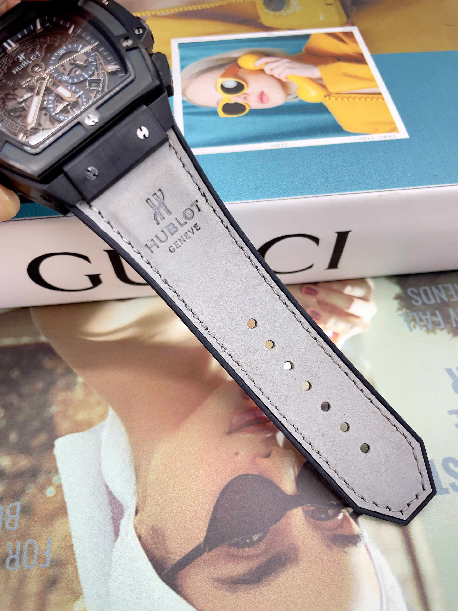 Đồng hồ Hublot Spirit Big Bang nam vỏ đen dây xám lông chuột máy cơ nhật giá rẻ 44mm (8) Đồng hồ Hublot Spirit Big Bang nam vỏ đen dây xám lông chuột máy cơ nhật giá rẻ 44mm