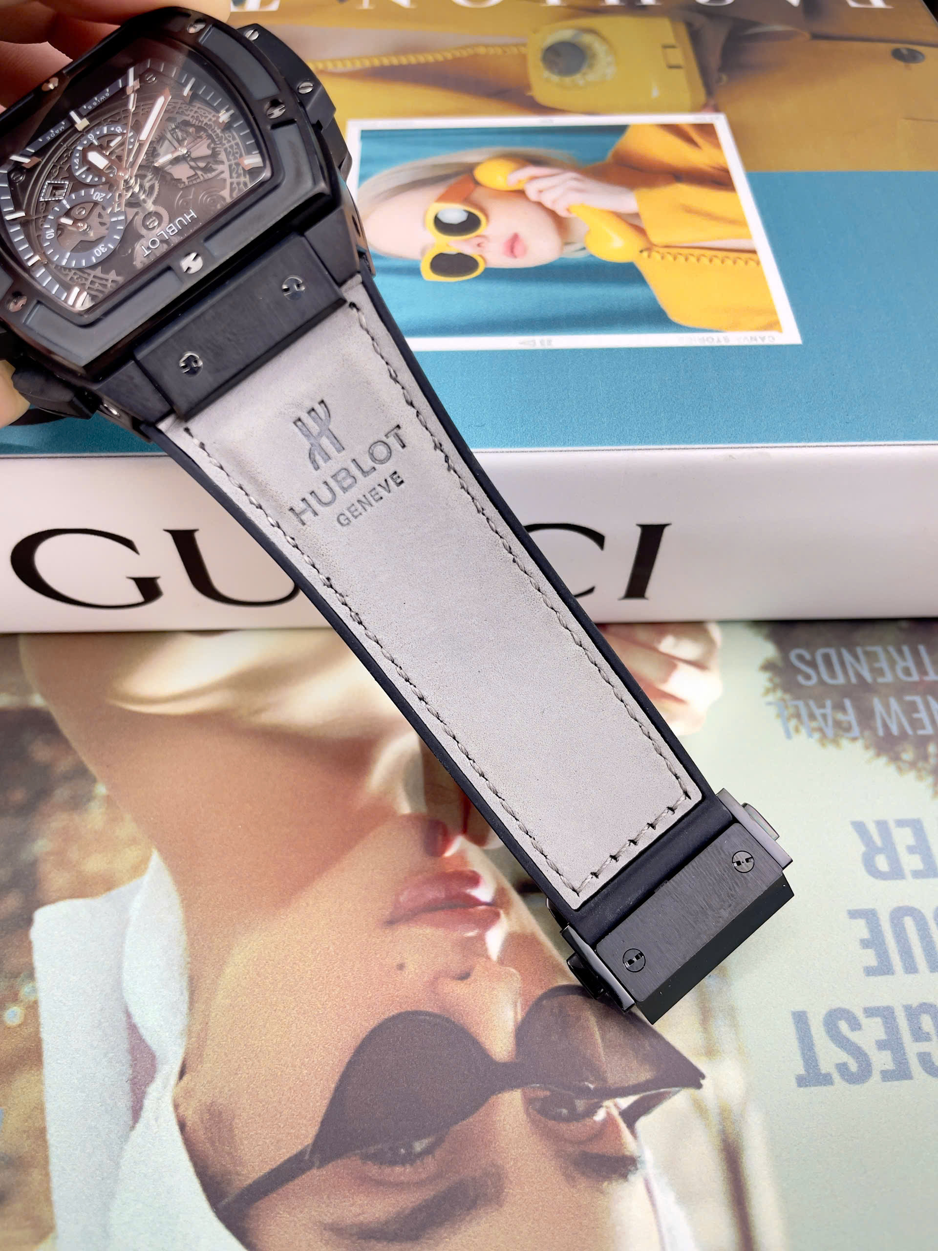 Đồng hồ Hublot Spirit Big Bang nam vỏ đen dây xám lông chuột máy cơ nhật giá rẻ 44mm (9) Đồng hồ Hublot Spirit Big Bang nam vỏ đen dây xám lông chuột máy cơ nhật giá rẻ 44mm