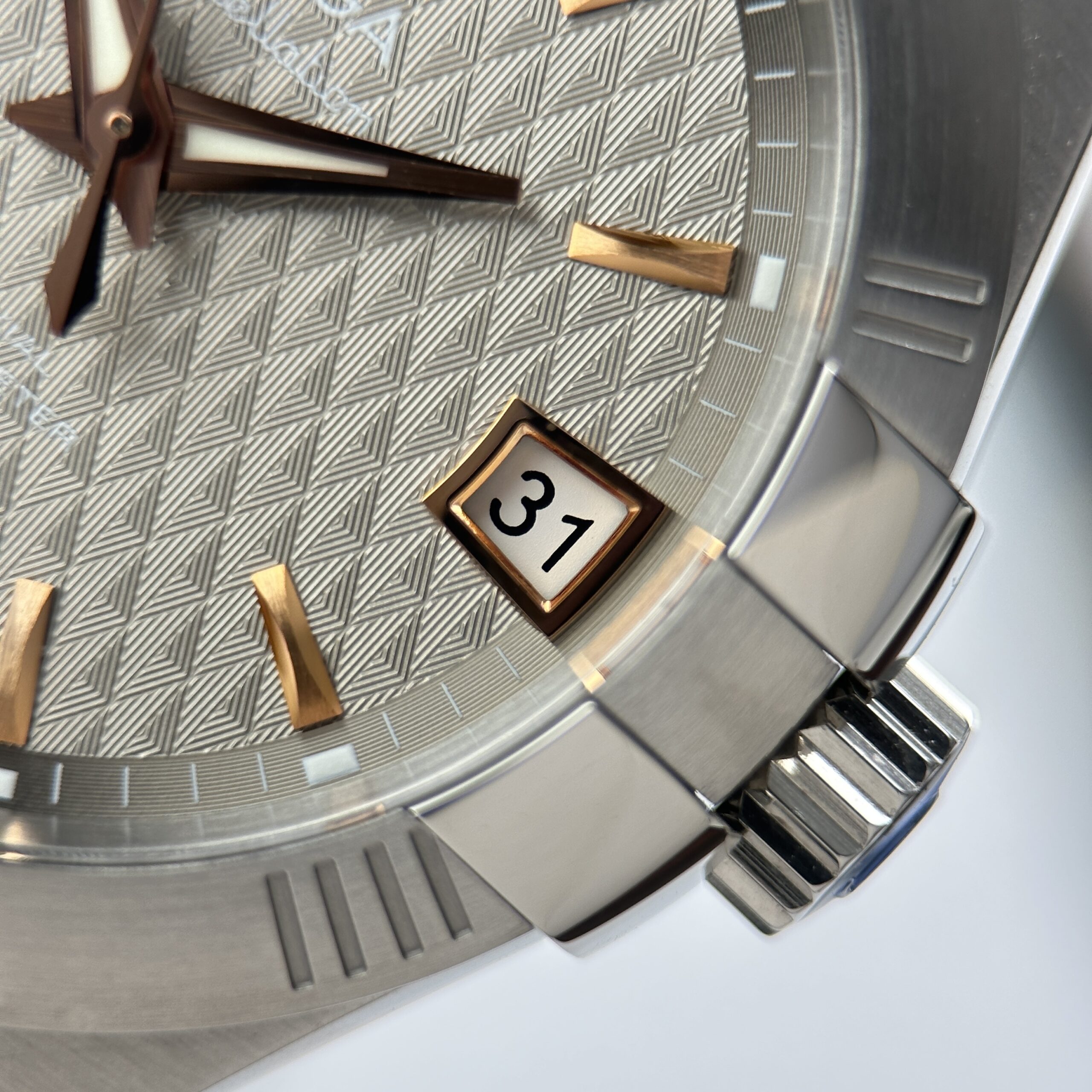 Đồng hồ Omega Constellation chế tác mặt xám dây kim loại 38mm (10) Đồng hồ Omega Constellation chế tác mặt xám dây kim loại 38mm (2)