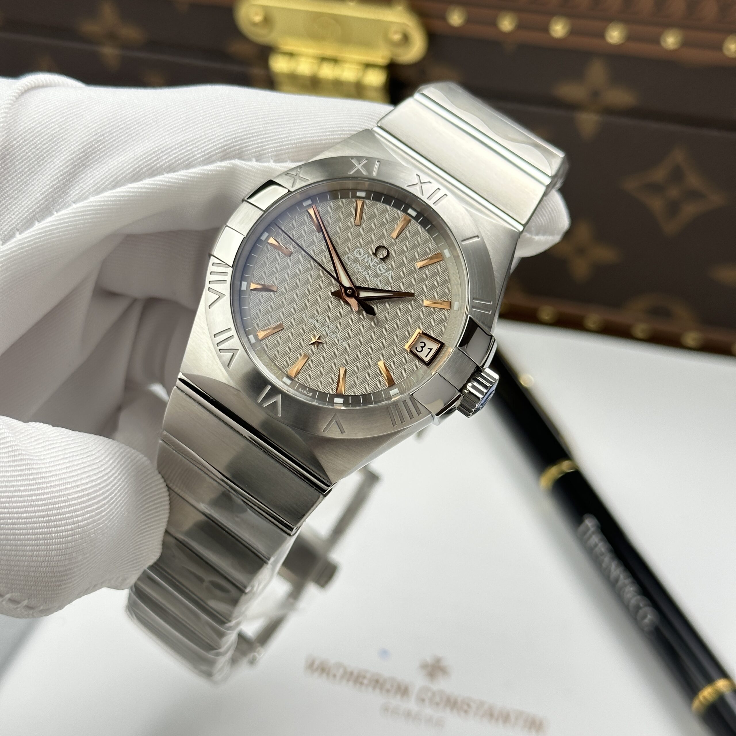 Đồng hồ Omega Constellation chế tác mặt xám dây kim loại 38mm (12) Đồng hồ Omega Constellation chế tác mặt xám dây kim loại 38mm (2)