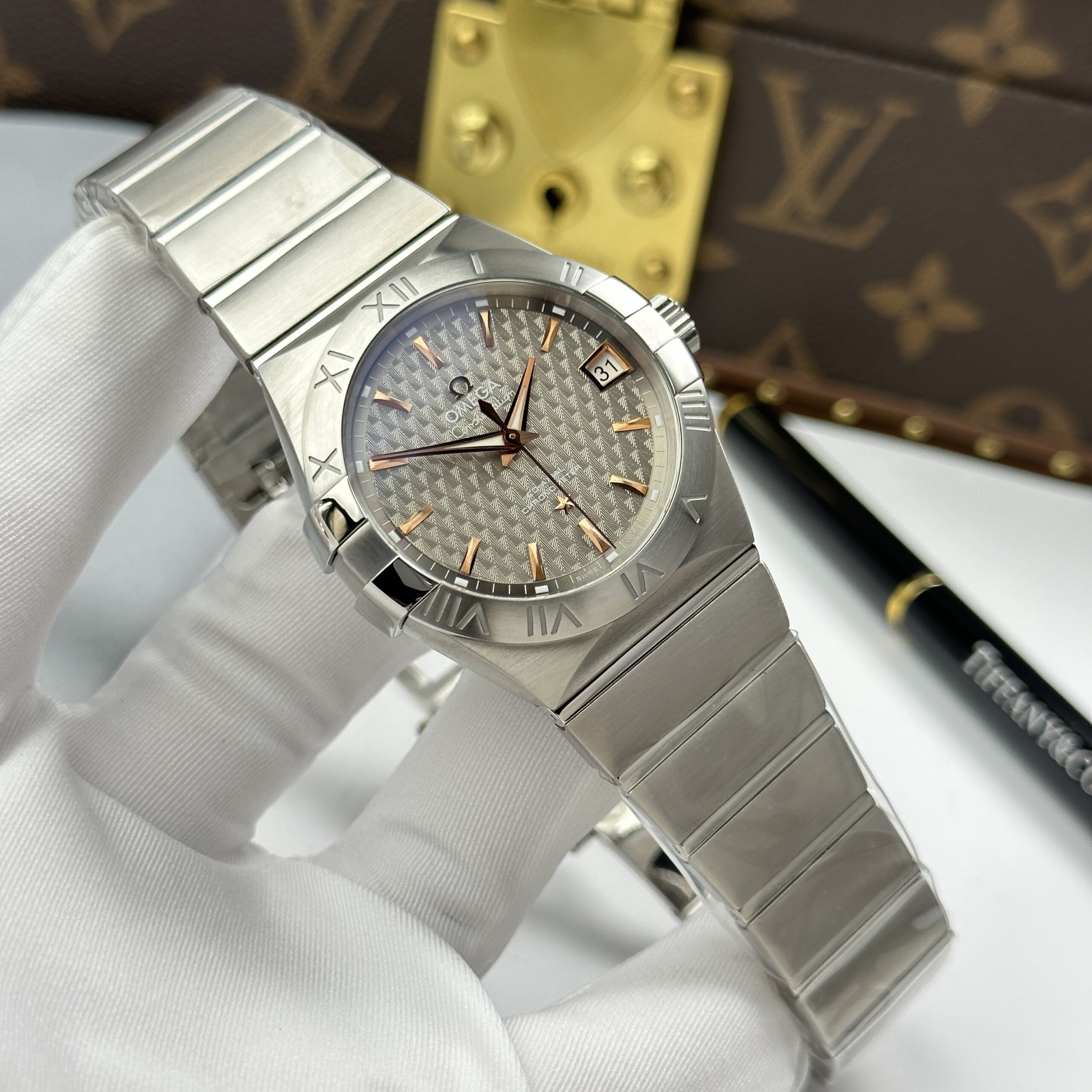 Đồng hồ Omega Constellation chế tác mặt xám dây kim loại 38mm (13) Đồng hồ Omega Constellation chế tác mặt xám dây kim loại 38mm (2)