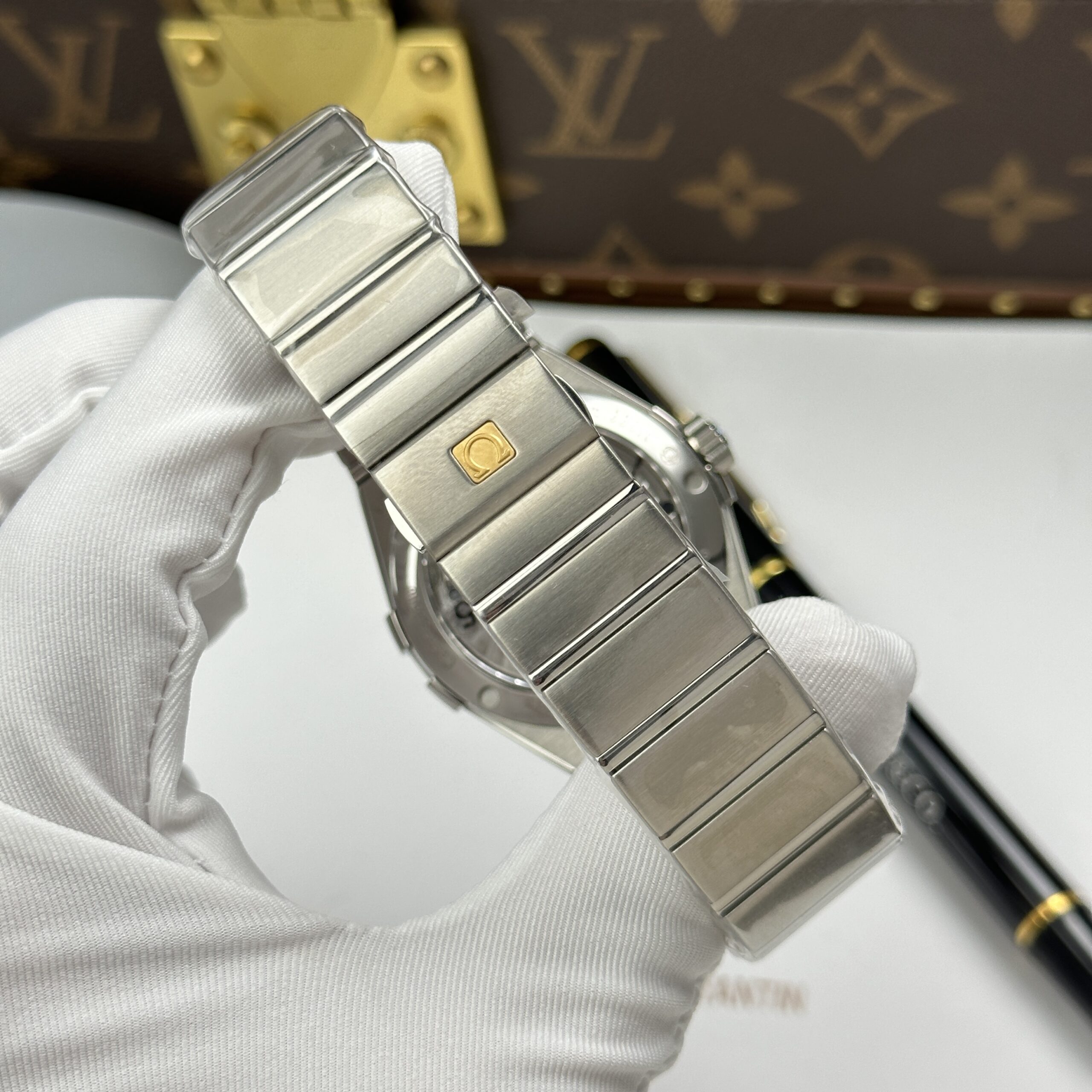 Đồng hồ Omega Constellation chế tác mặt xám dây kim loại 38mm (4) Đồng hồ Omega Constellation chế tác mặt xám dây kim loại 38mm (2)