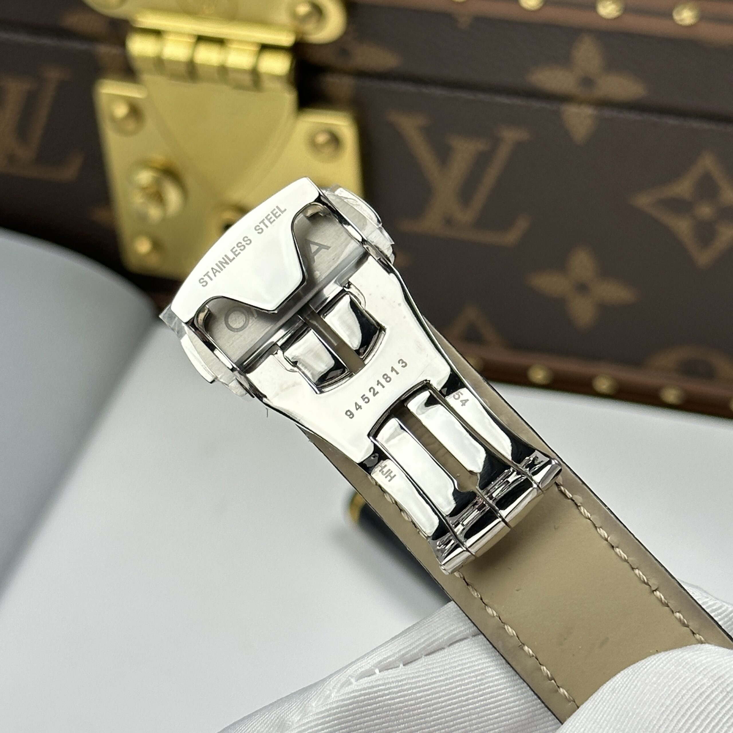 Đồng hồ Omega Replica 11 De Ville Co-Axial Chronometer 8500 mặt xanh dương dây da 41mm (3) Đồng hồ Omega Replica 11 De Ville Co-Axial Chronometer 8500 mặt xanh dương dây da 41mm (2)