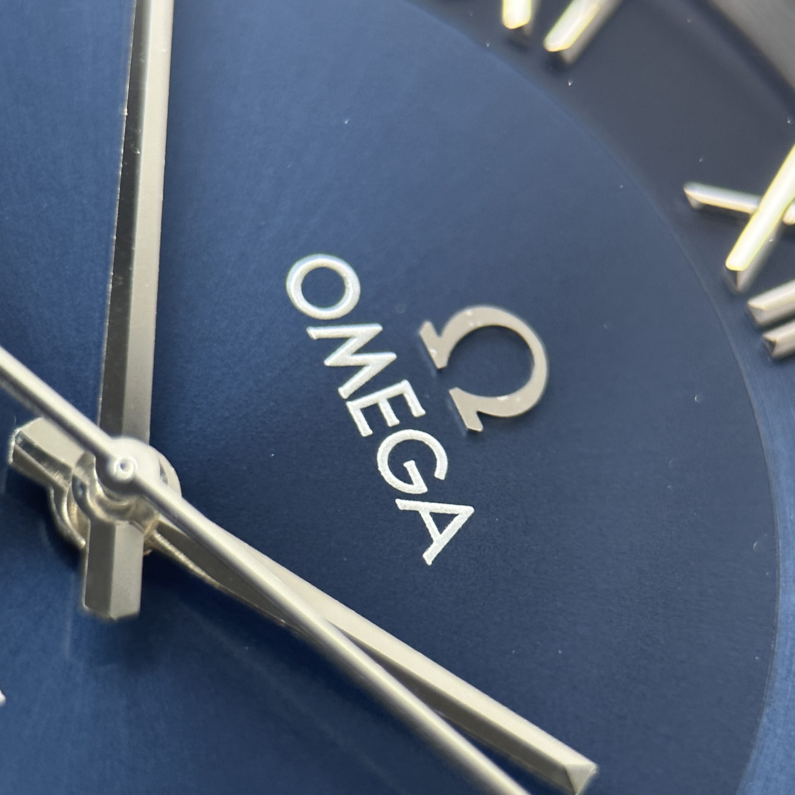 Đồng hồ Omega Replica 11 De Ville Co-Axial Chronometer 8500 mặt xanh dương dây da 41mm (9) Đồng hồ Omega Replica 11 De Ville Co-Axial Chronometer 8500 mặt xanh dương dây da 41mm (2)