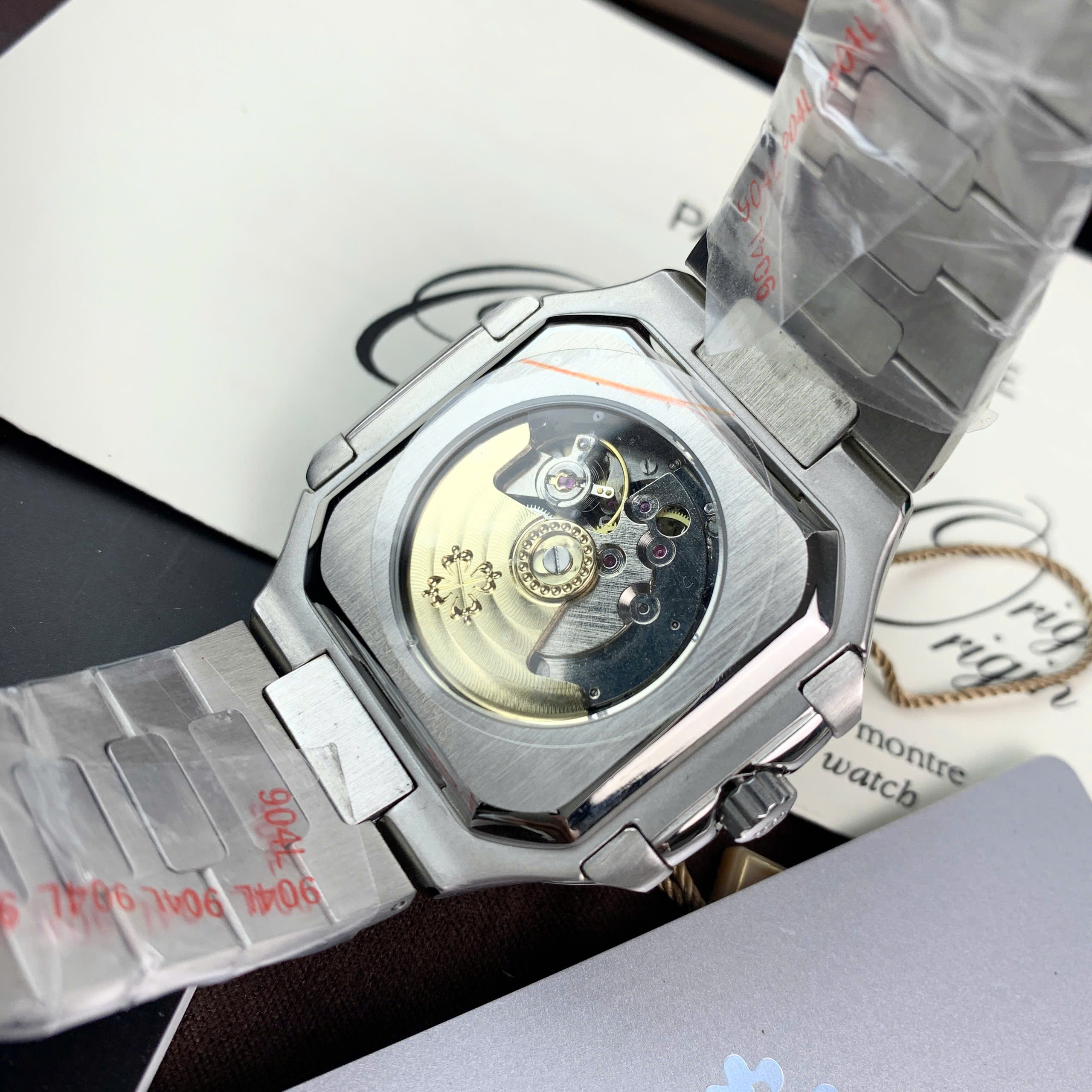 Đồng hồ Patek Philippe Cubitus nam mặt trắng máy cơ nhật giá rẻ fake 11 45mm (7) Đồng hồ Patek Philippe Cubitus nam mặt trắng máy cơ nhật giá rẻ fake 11 45mm