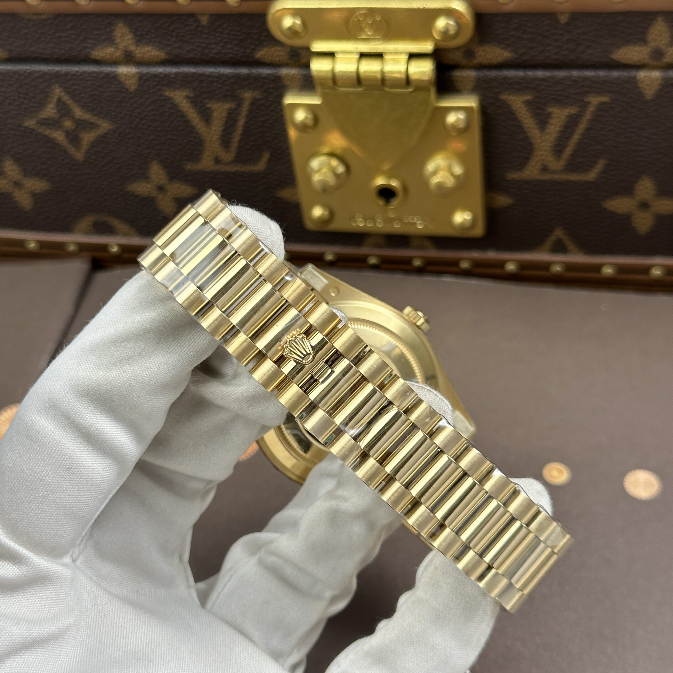 Đồng hồ Rolex Day-Date Rep 11 mặt MOP vỏ mạ vàng máy calibre 3255 xưởng RC 40mm (4) Đồng hồ Rolex Day-Date Rep 11 mặt MOP vỏ mạ vàng máy calibre 3255 xưởng RC 40mm (2)