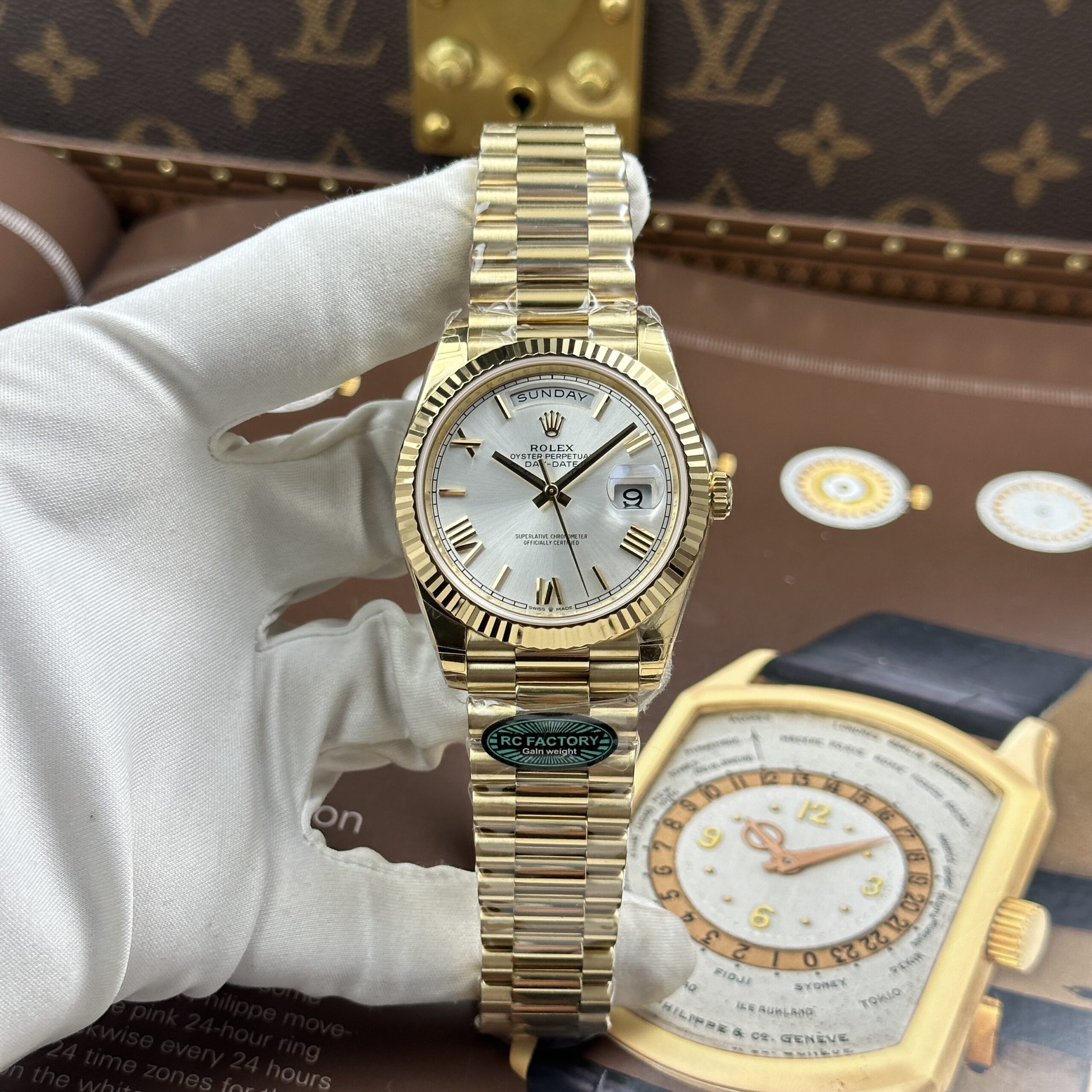 Đồng hồ Rolex Day-Date Rep 11 mặt số màu bạc trọng lượng nặng 212 gram nhà máy RC 40mm (13) Đồng hồ Rolex Day-Date Rep 11 mặt số màu bạc trọng lượng nặng 212 gram nhà máy RC 40mm (1)