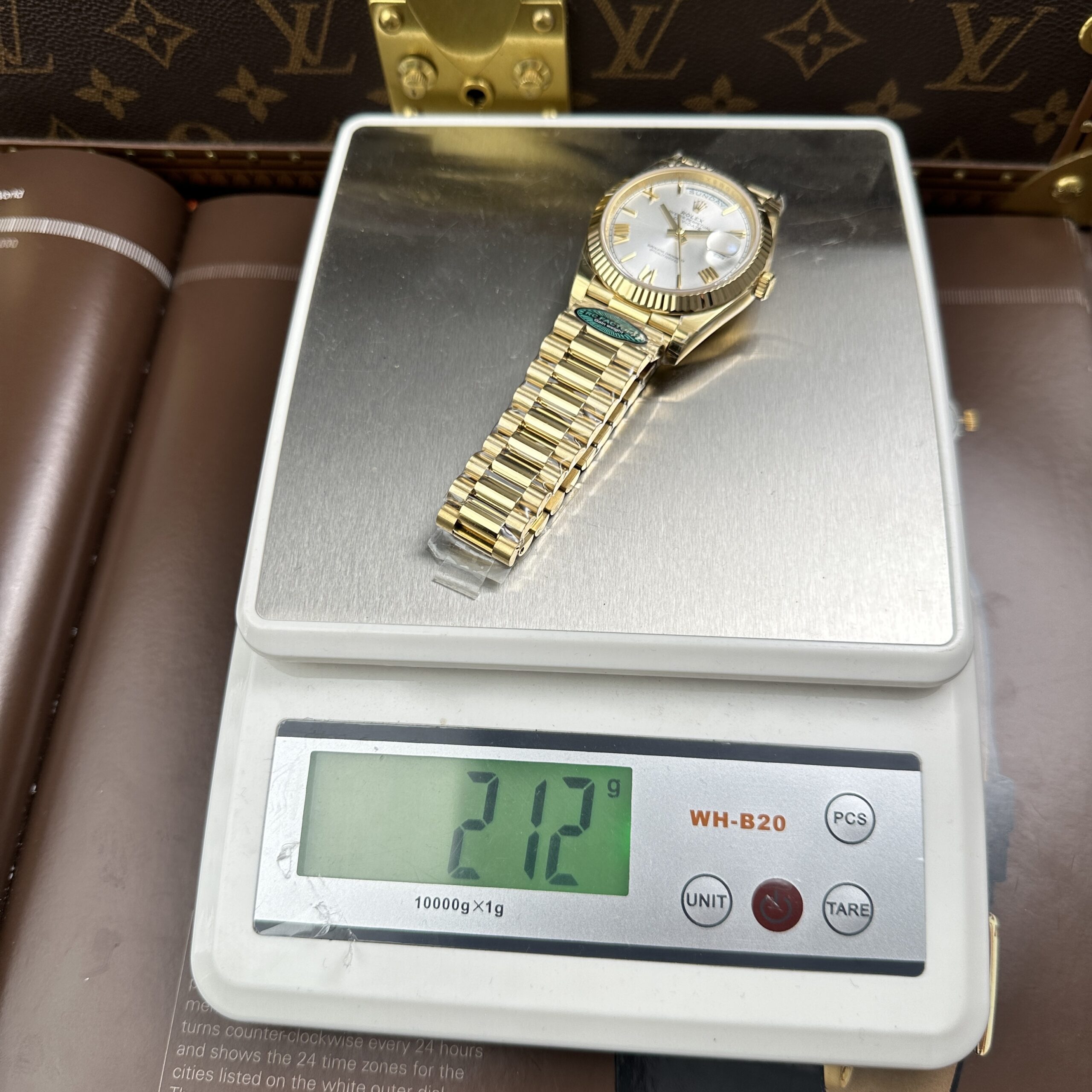 Đồng hồ Rolex Day-Date Rep 11 mặt số màu bạc trọng lượng nặng 212 gram nhà máy RC 40mm (14) Đồng hồ Rolex Day-Date Rep 11 mặt số màu bạc trọng lượng nặng 212 gram nhà máy RC 40mm (1)