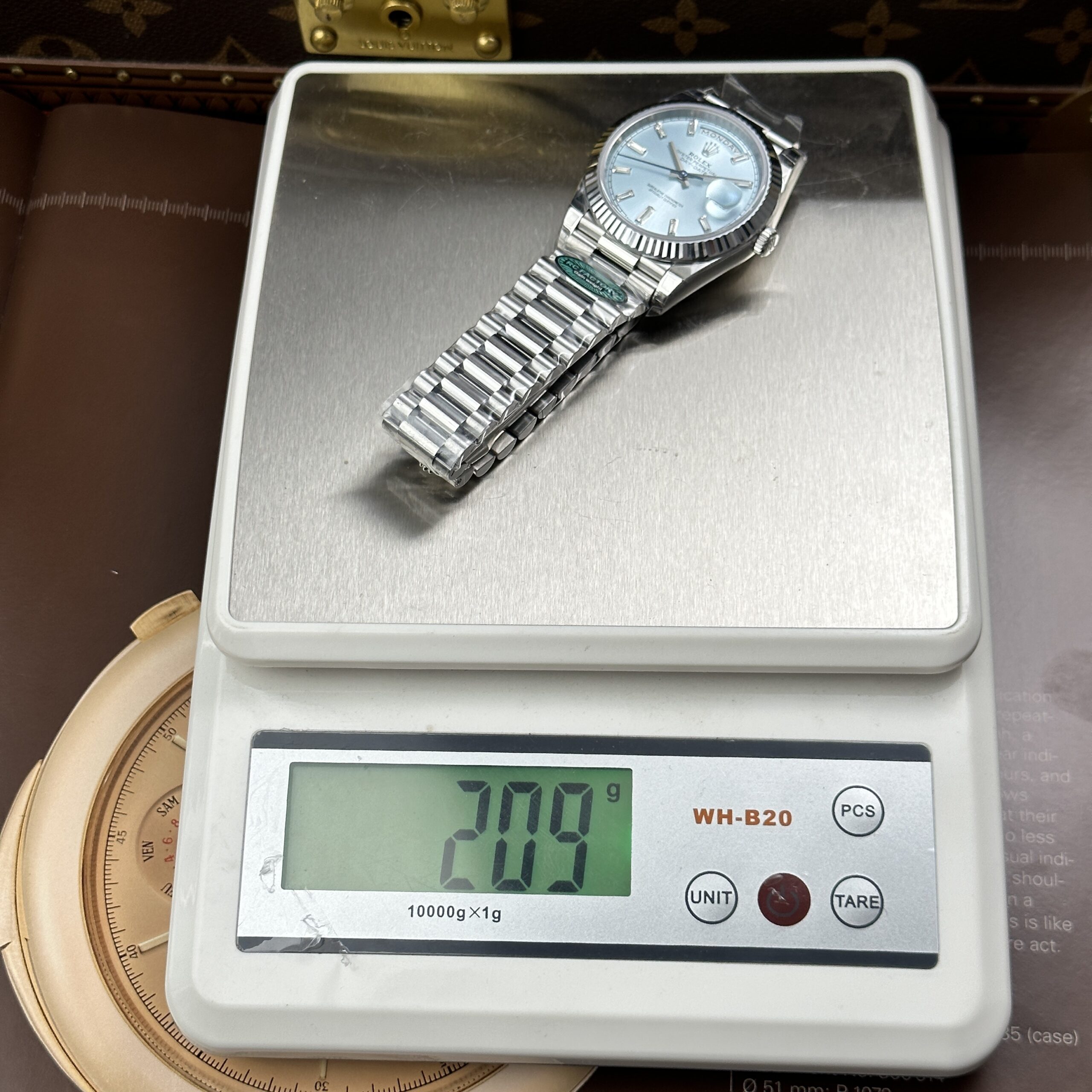 Đồng hồ Rolex Day-Date Replica 11 mặt xanh băng cọc số đá bộ máy calibre 3255 xưởng RC 40mm (1) Đồng hồ Rolex Day-Date Replica 11 mặt xanh băng cọc số đá bộ máy calibre 3255 xưởng RC 40mm (2)