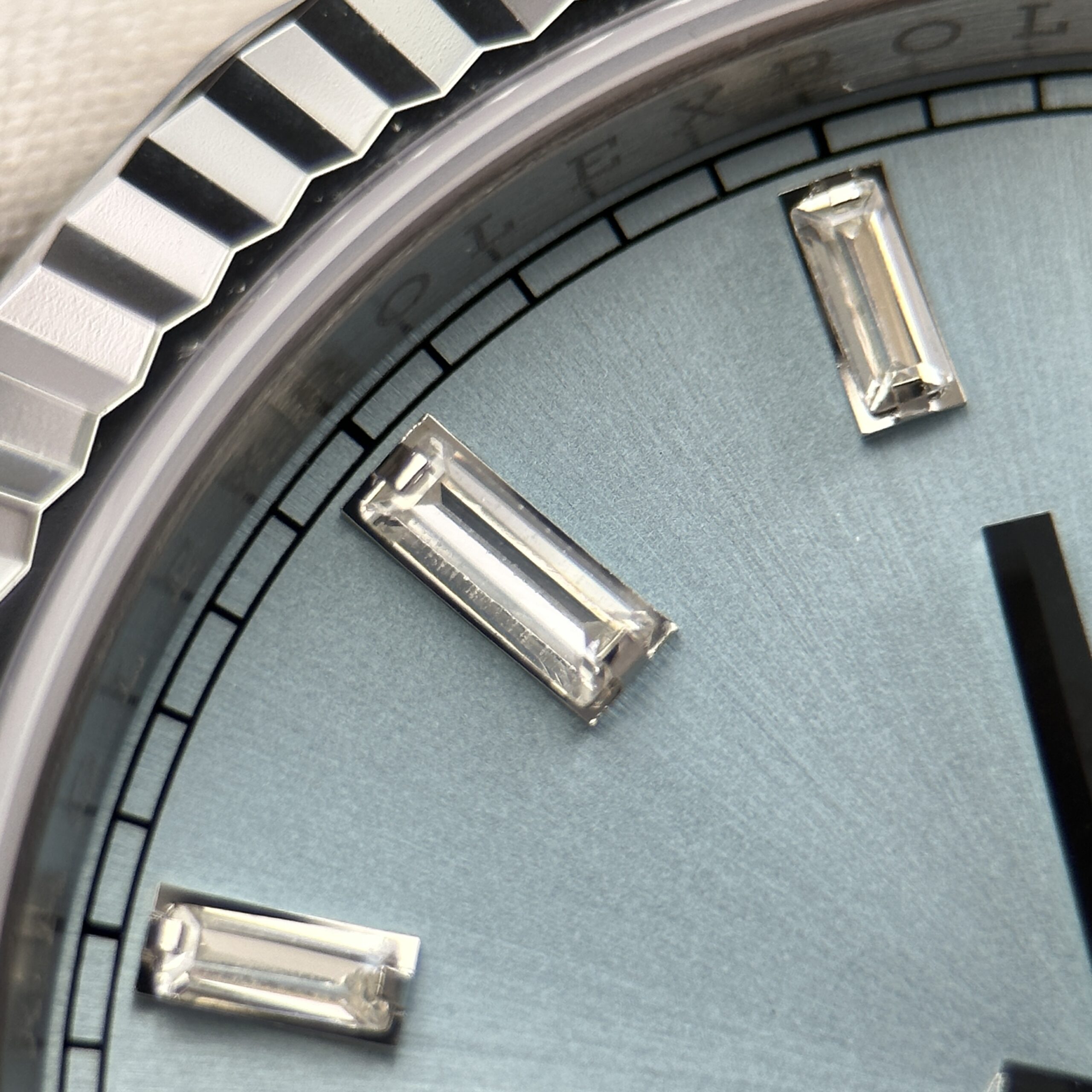 Đồng hồ Rolex Day-Date Replica 11 mặt xanh băng cọc số đá bộ máy calibre 3255 xưởng RC 40mm (7) Đồng hồ Rolex Day-Date Replica 11 mặt xanh băng cọc số đá bộ máy calibre 3255 xưởng RC 40mm (2)