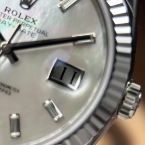Đồng hồ Rolex Day-Date Replica cao cấp mặt xà cừ nặng 212 gram bộ máy calibre 3255 xưởng RC 40mm (2)