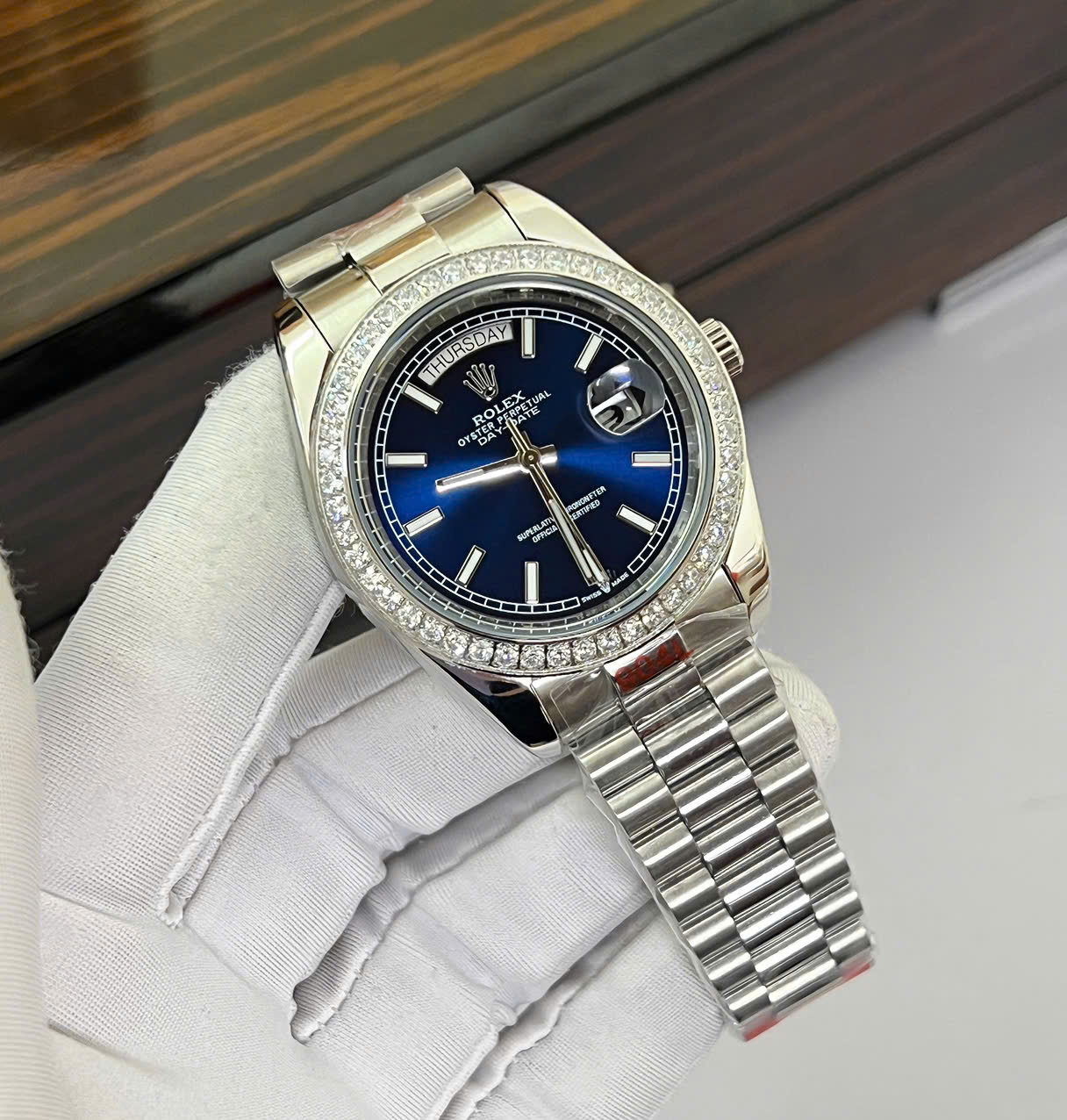 Đồng hồ Rolex Day-Date nam đính đá mặt xanh blue máy cơ nhật giá rẻ 40mm (1) Đồng hồ Rolex Day-Date nam đính đá mặt xanh blue máy cơ nhật giá rẻ 40mm